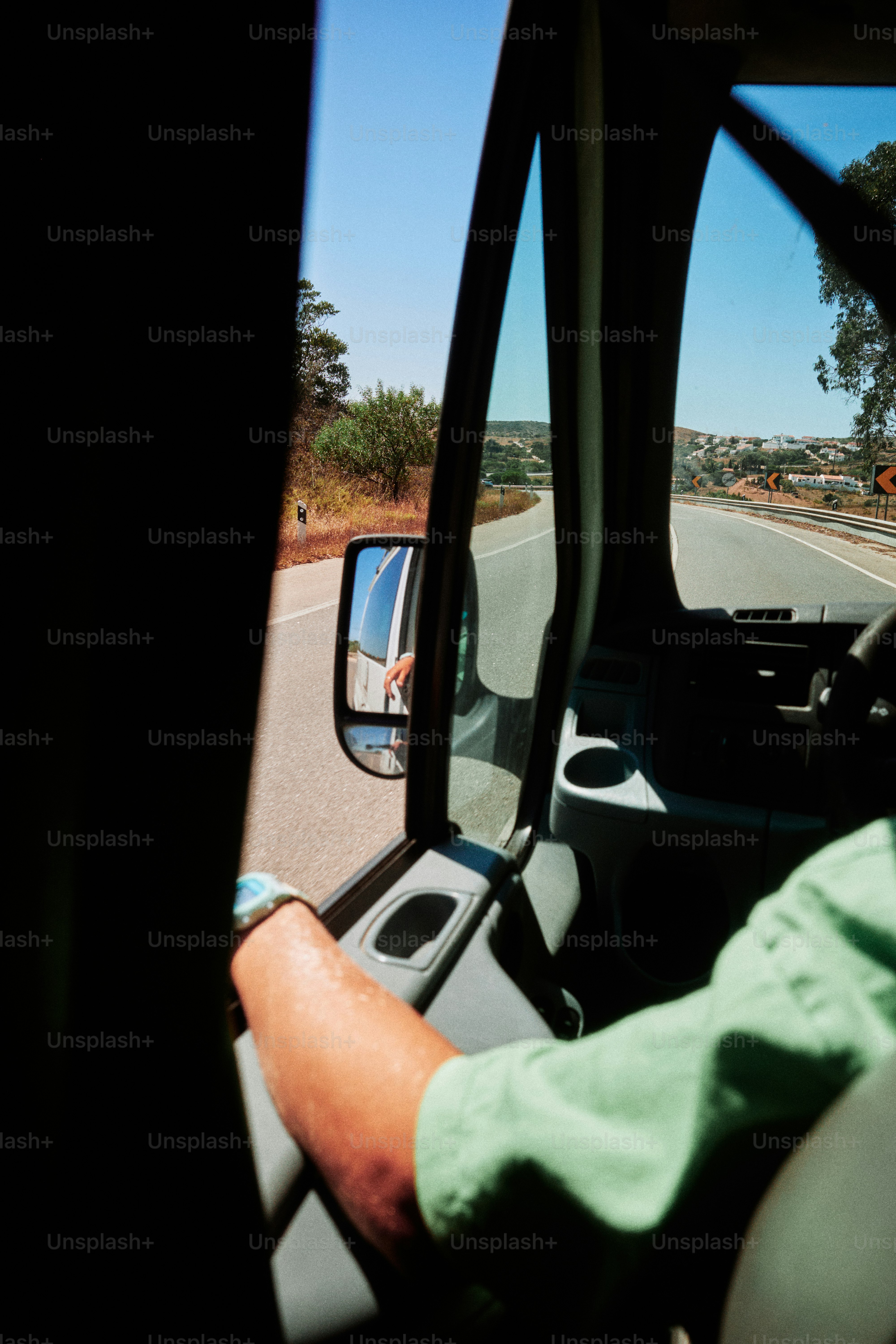 Le bras du conducteur reposant sur la fenêtre ouverte de la voiture sur l’autoroute
