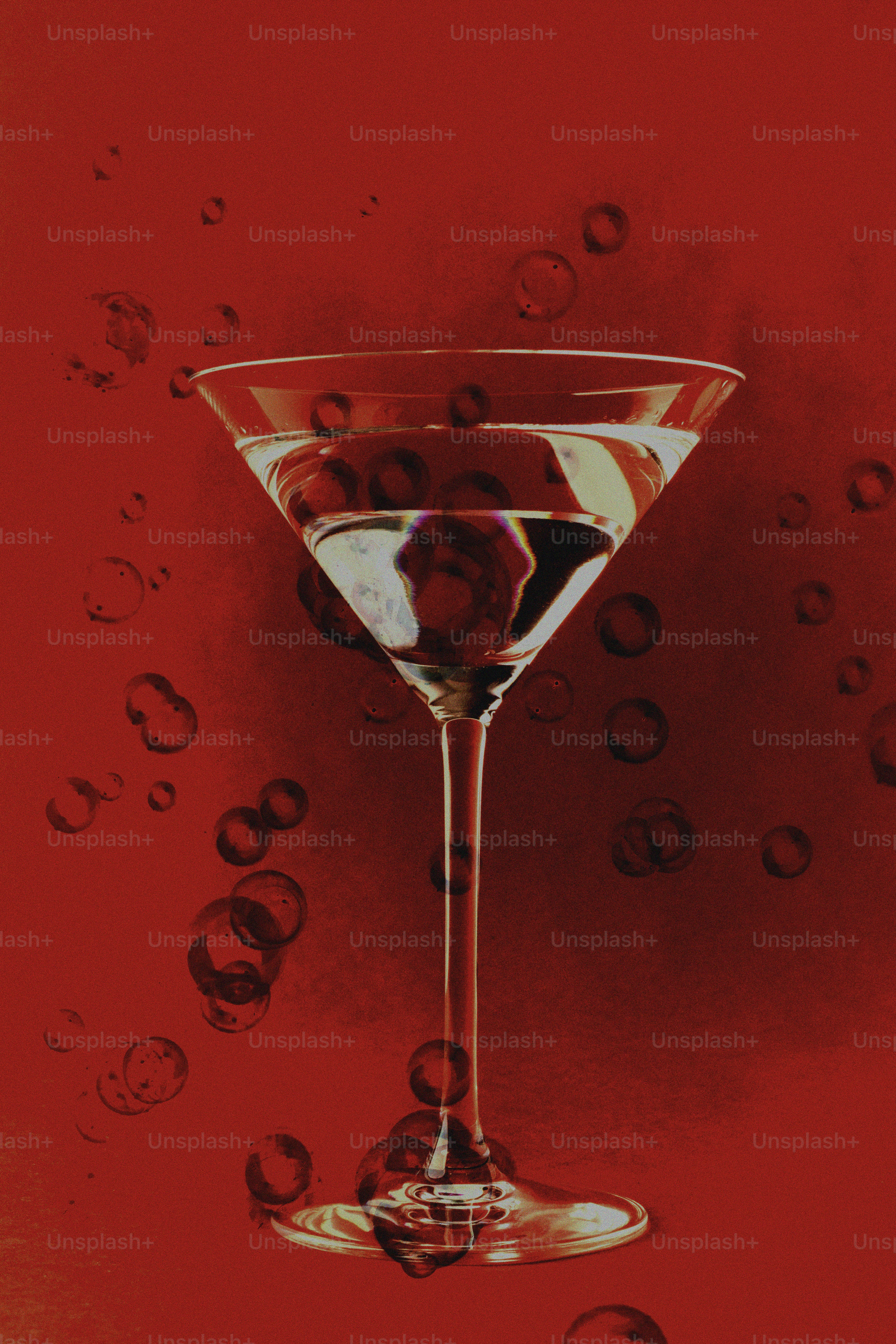 붉은 배경에 기포가 있는 마티니 잔