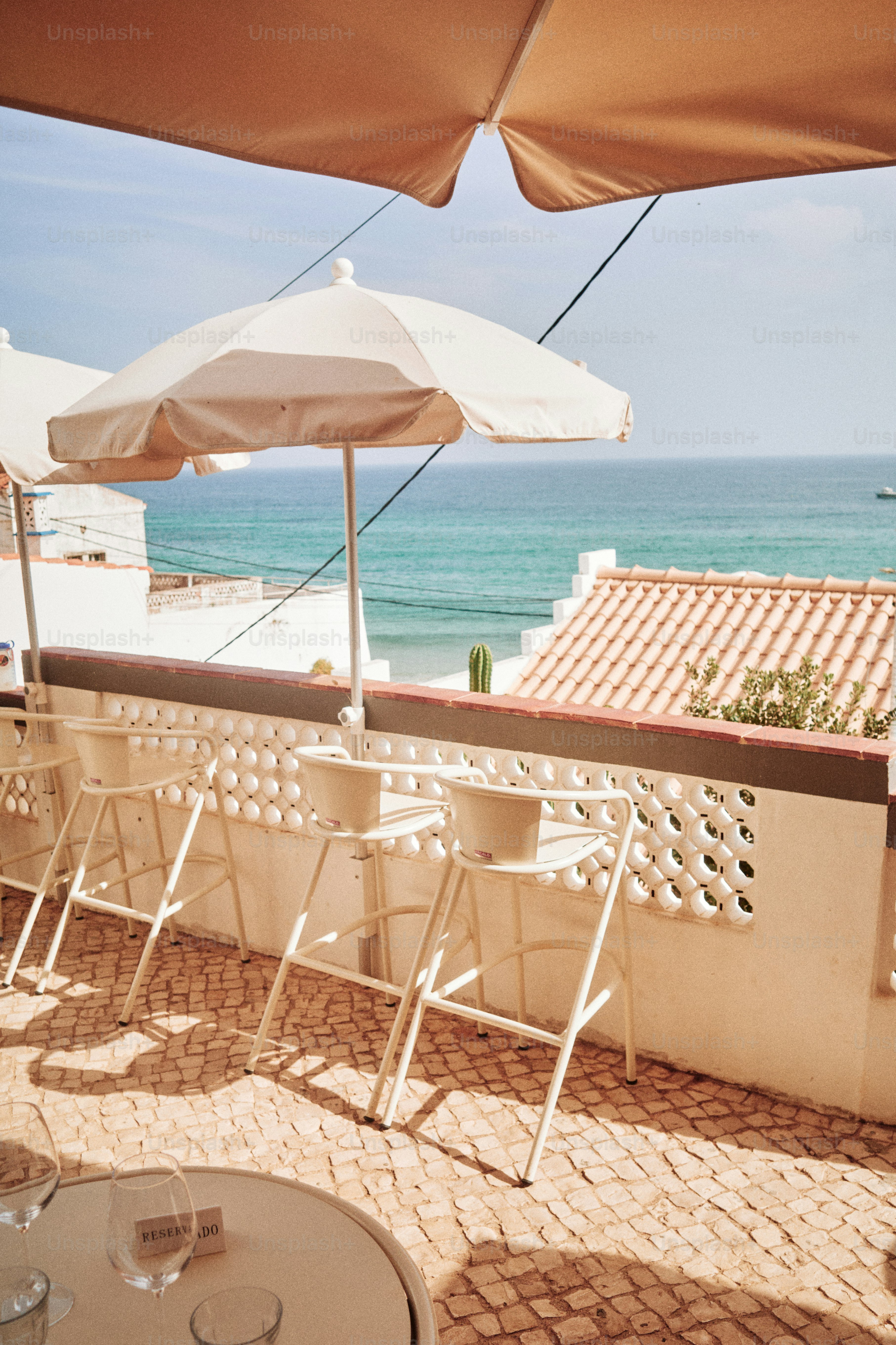 Terraza al aire libre con terrazas y vistas al mar