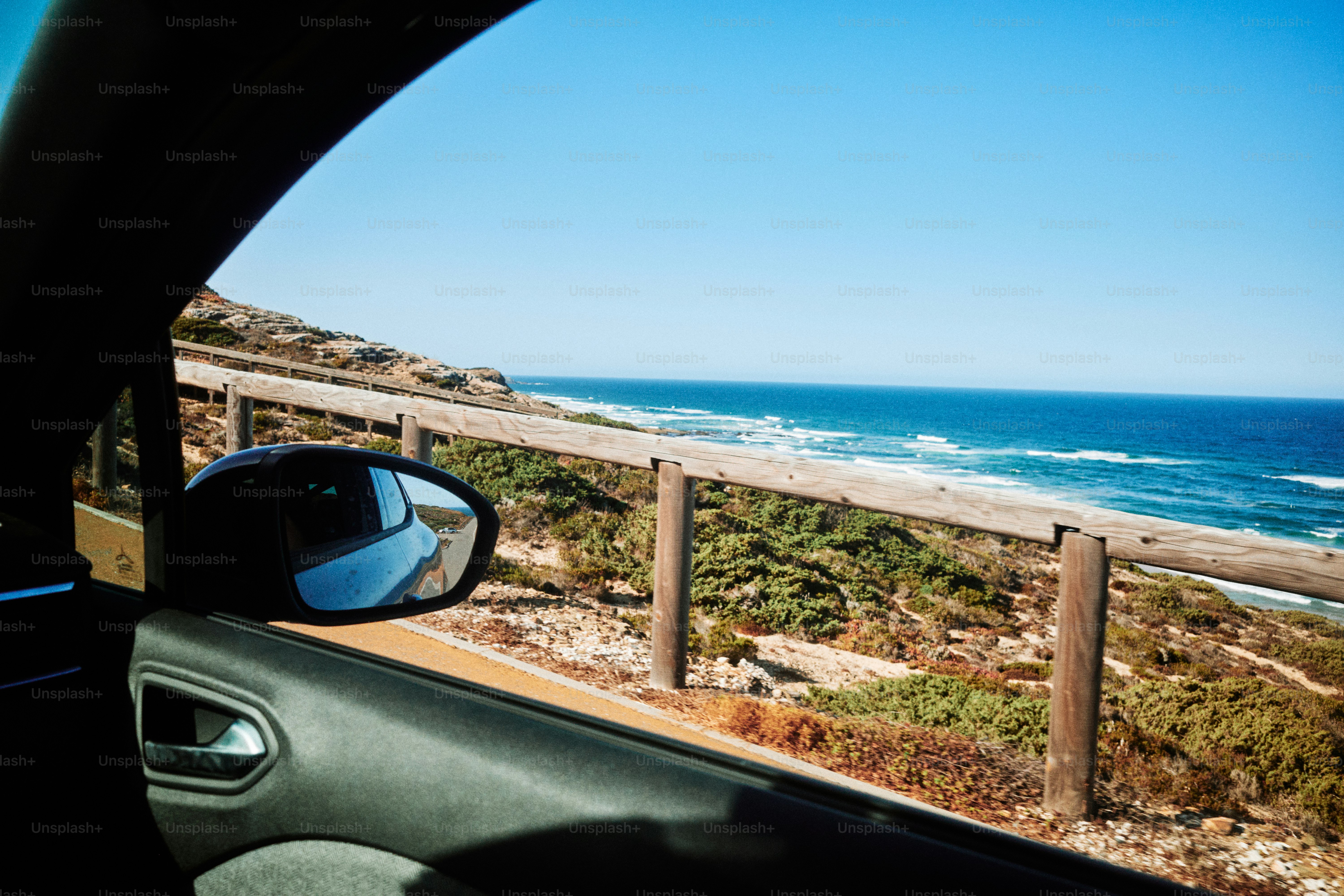Vista del océano desde la ventana de un coche