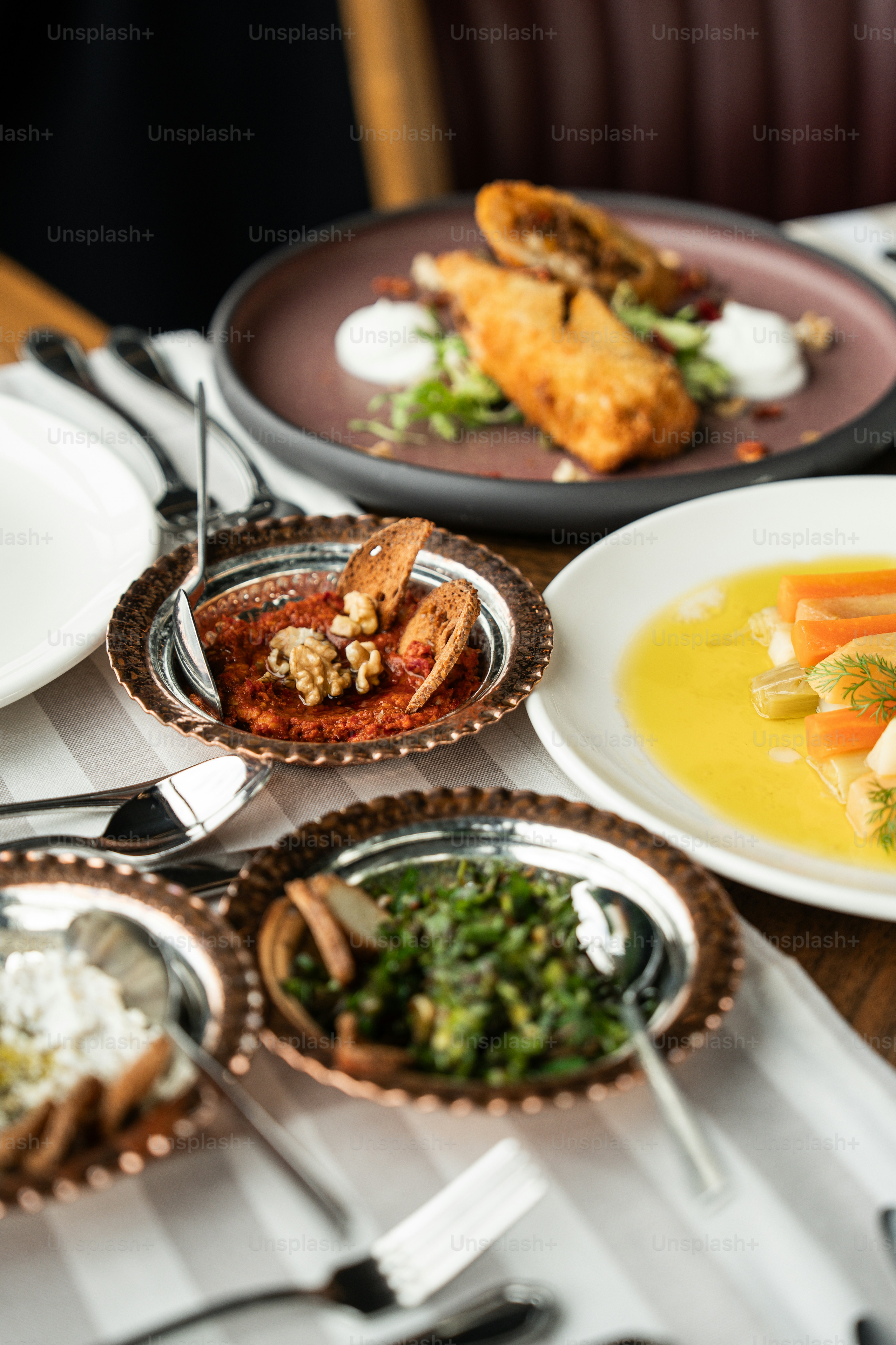 Vari piccoli piatti di cibo su un tavolo.