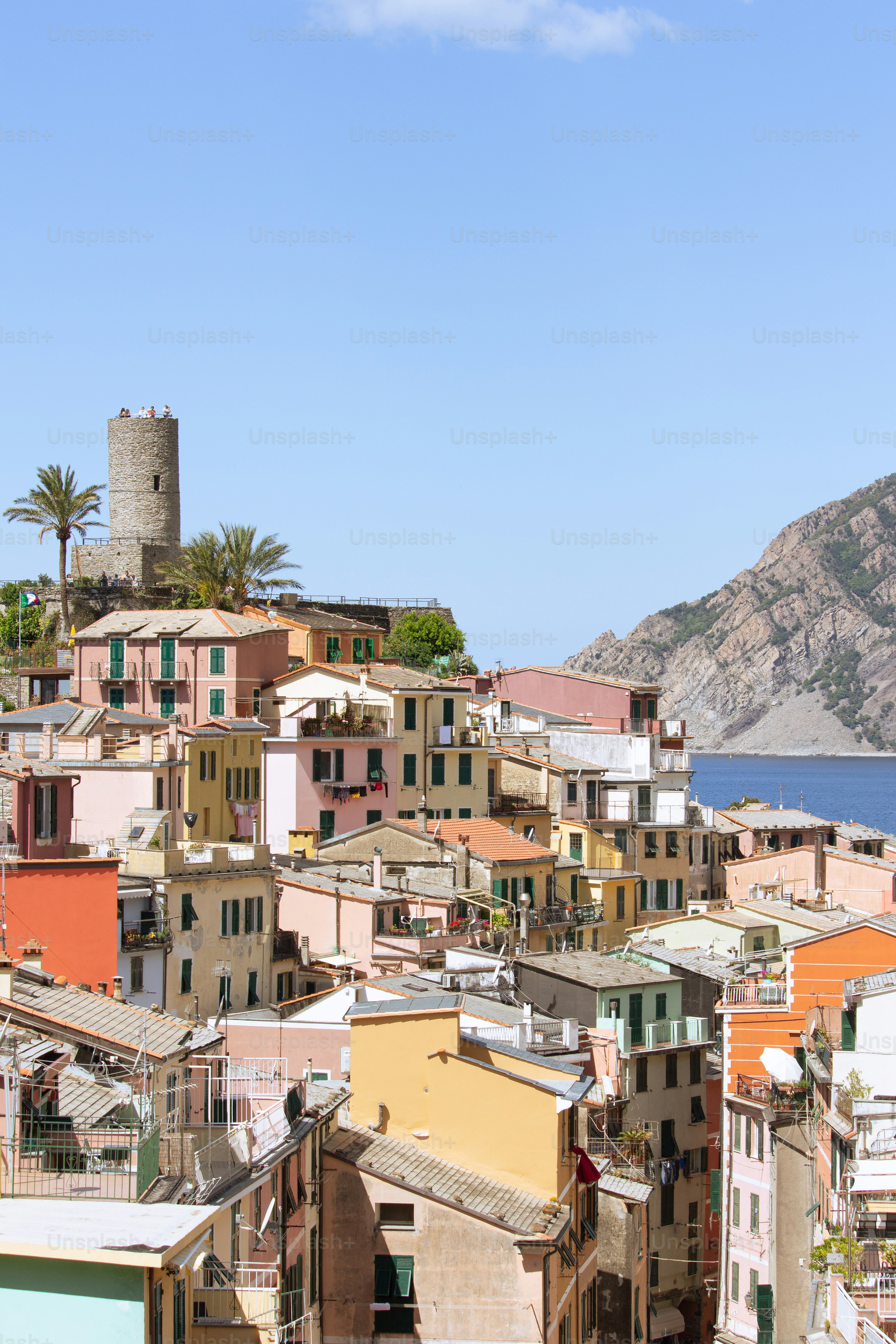 Bunte Gebäude an einem Hang mit Blick auf das Meer.