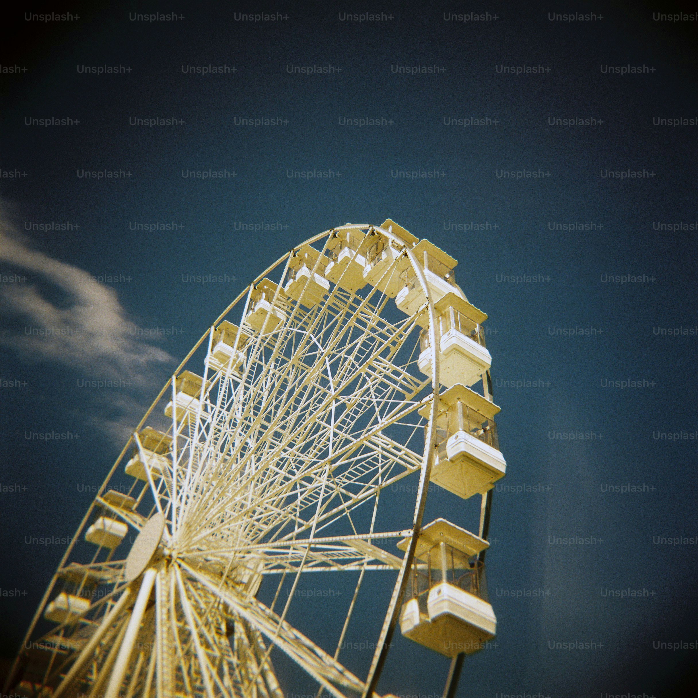 Une grande roue blanche sur un ciel bleu foncé