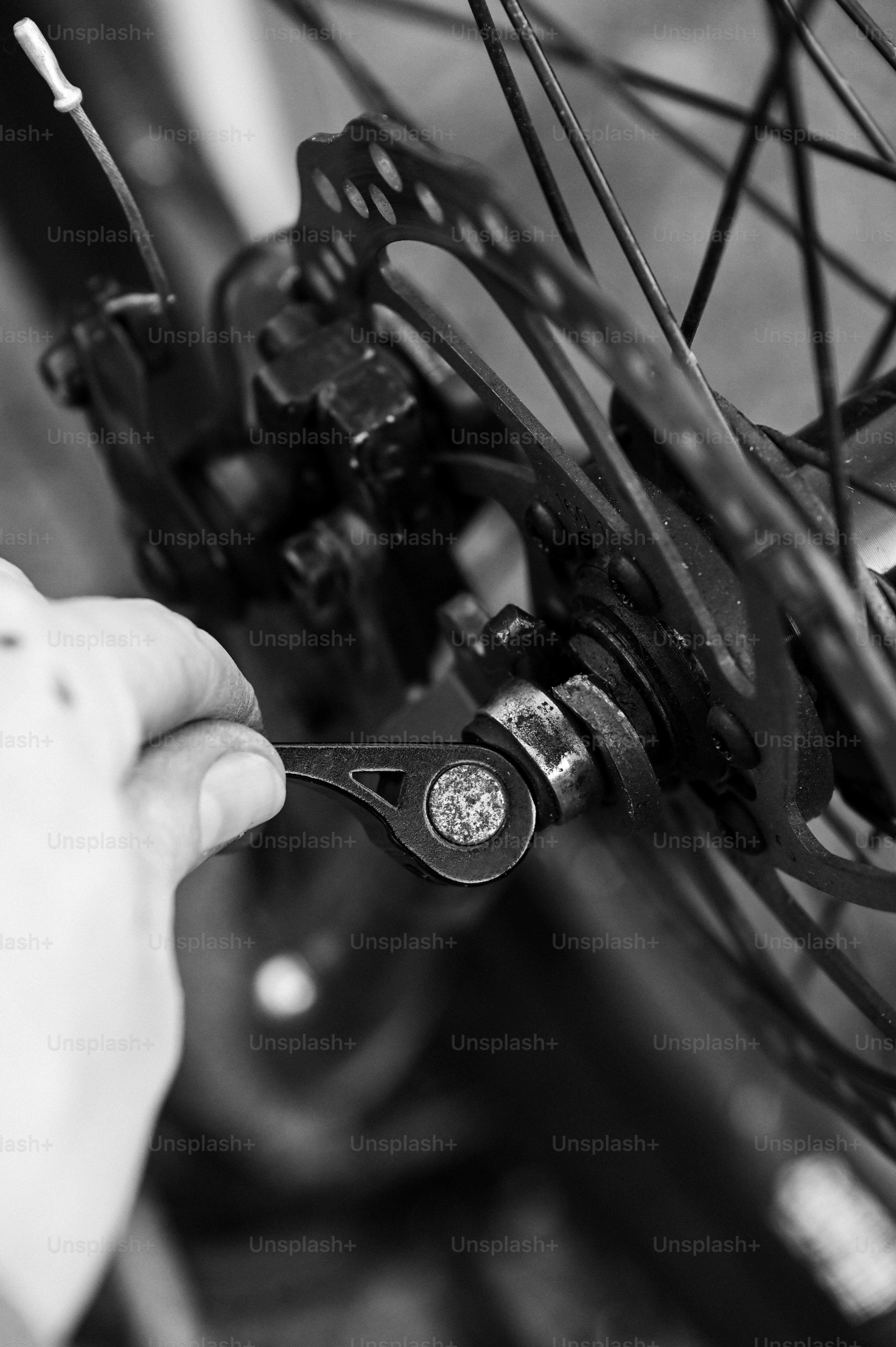自転車のホイールのクイックリリースレバーを手で締める