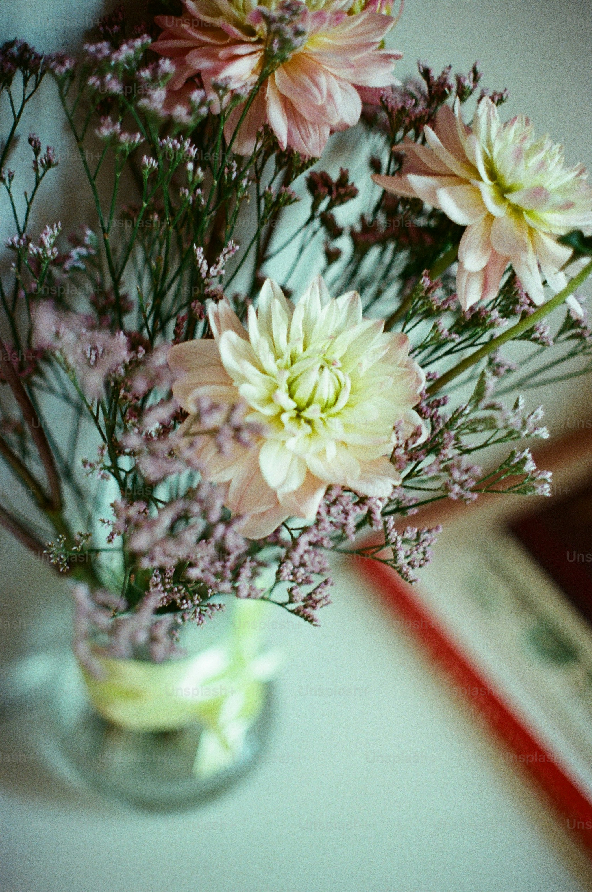 Ein zarter Strauß aus Dahlien und Babyatm.