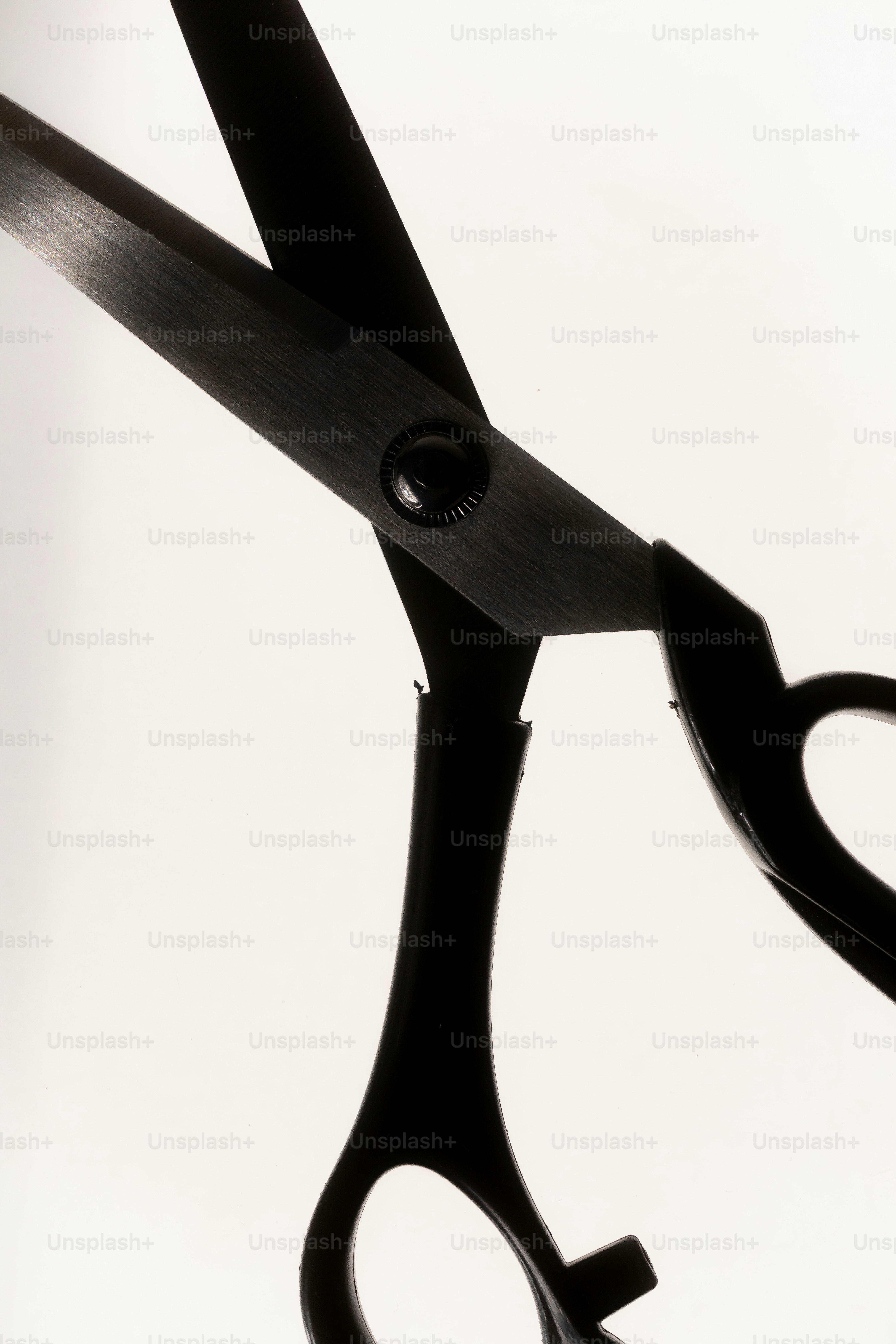 Close-up gunting hitam dengan latar belakang putih