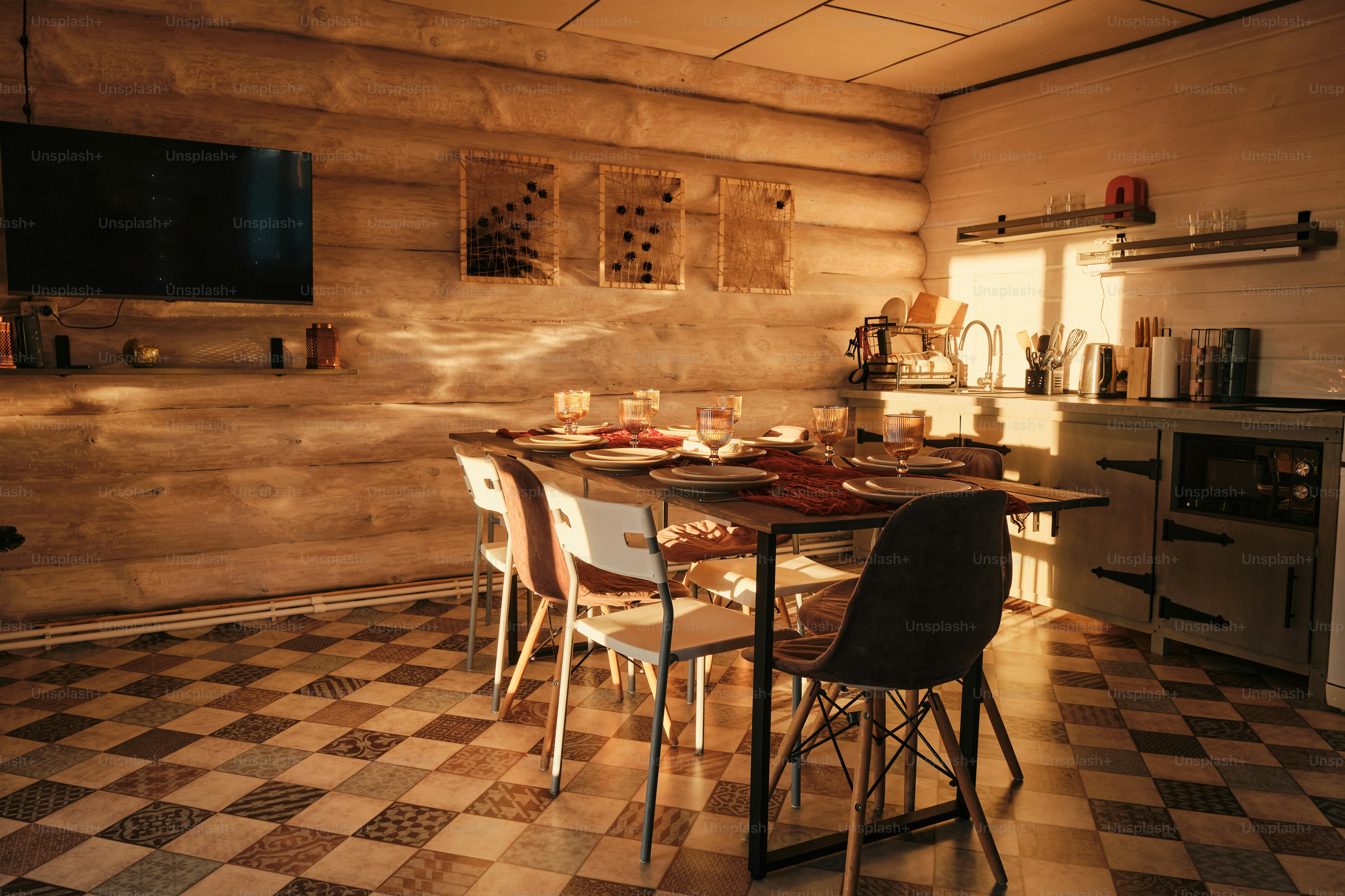 Gemütlicher Essbereich mit einem gedeckten Tisch für ein Essen.