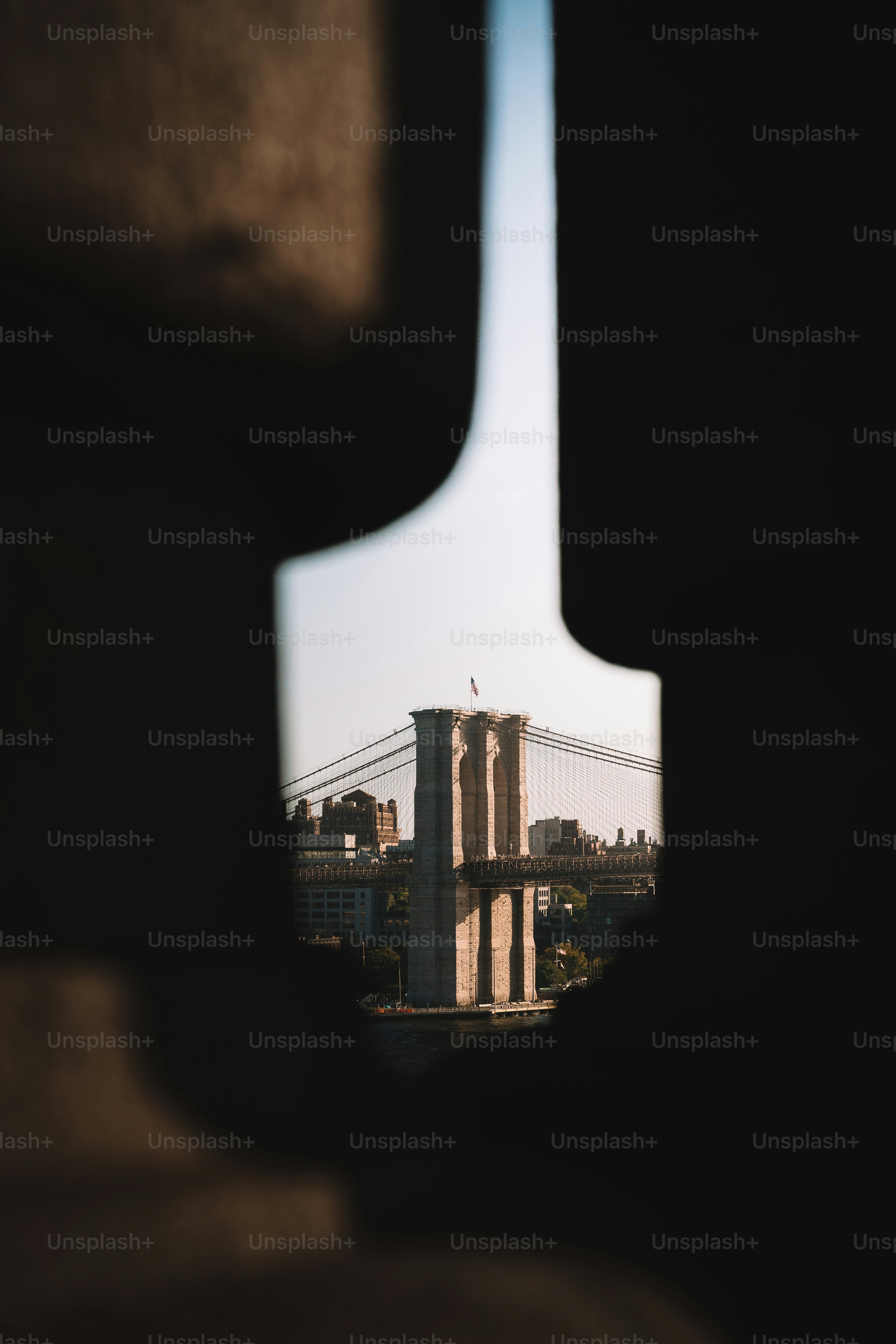Puente de Brooklyn visto a través de una abertura de piedra