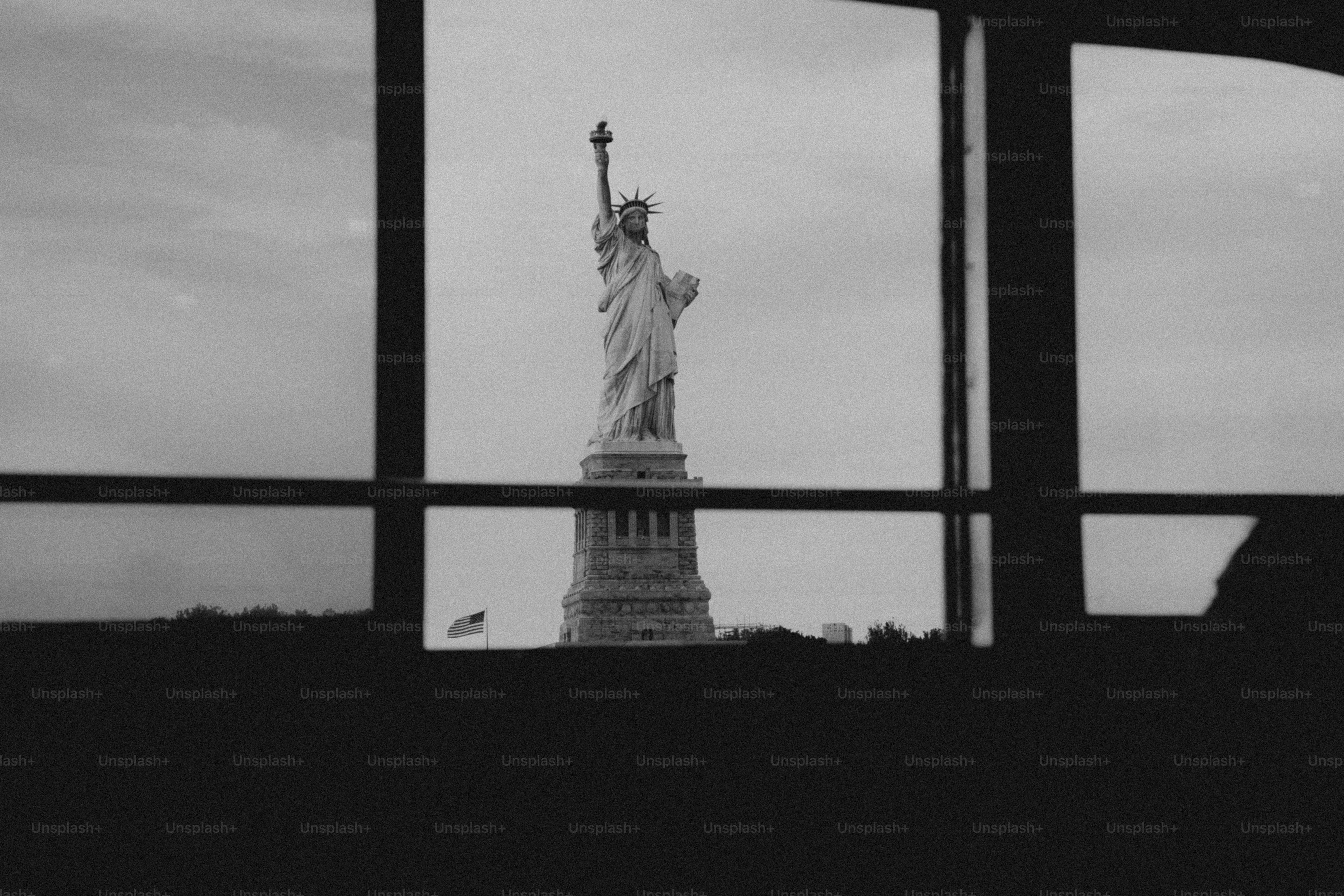 Estátua da liberdade vista através de uma moldura de janela.