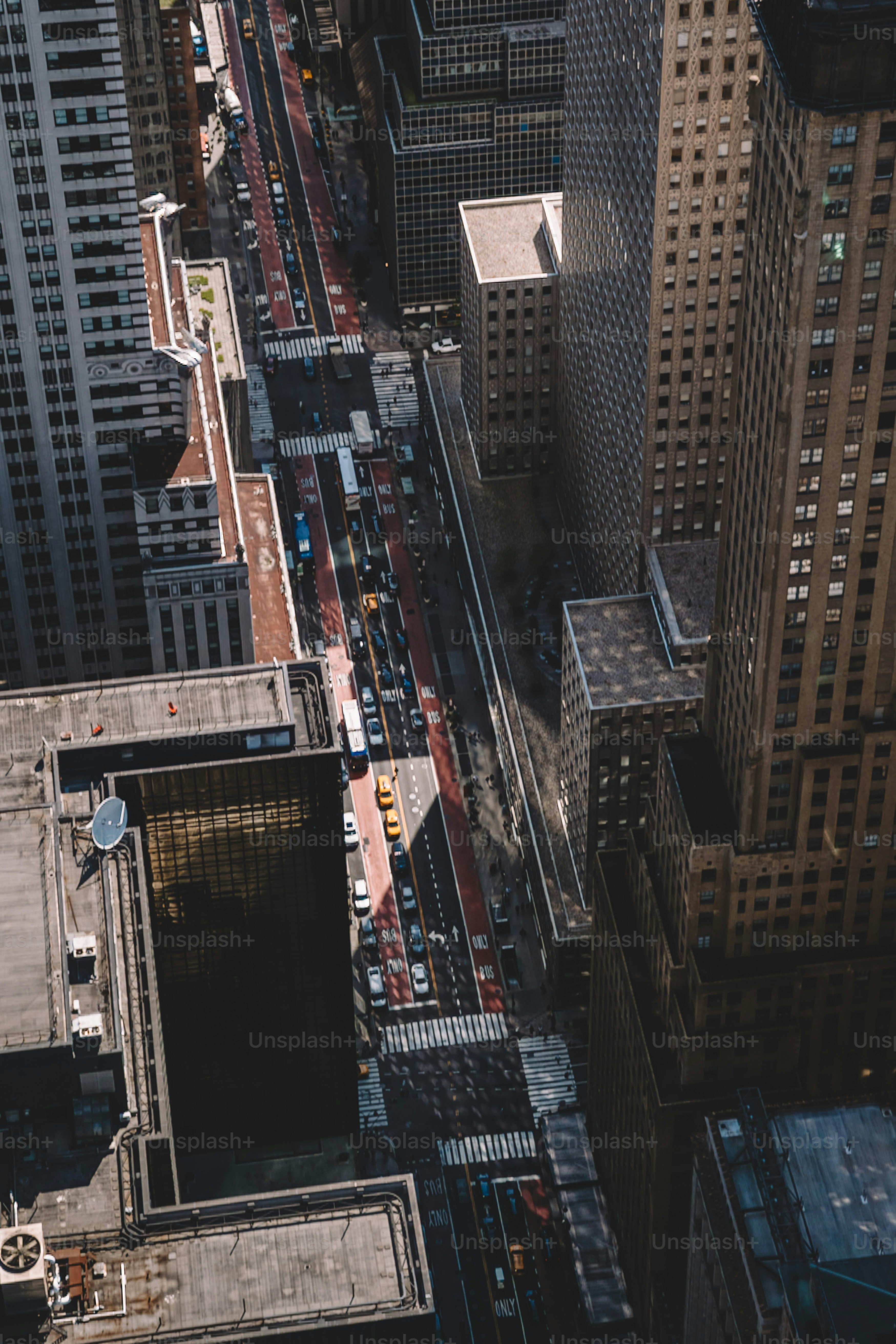 Vista aérea de una calle concurrida de la ciudad con tráfico.