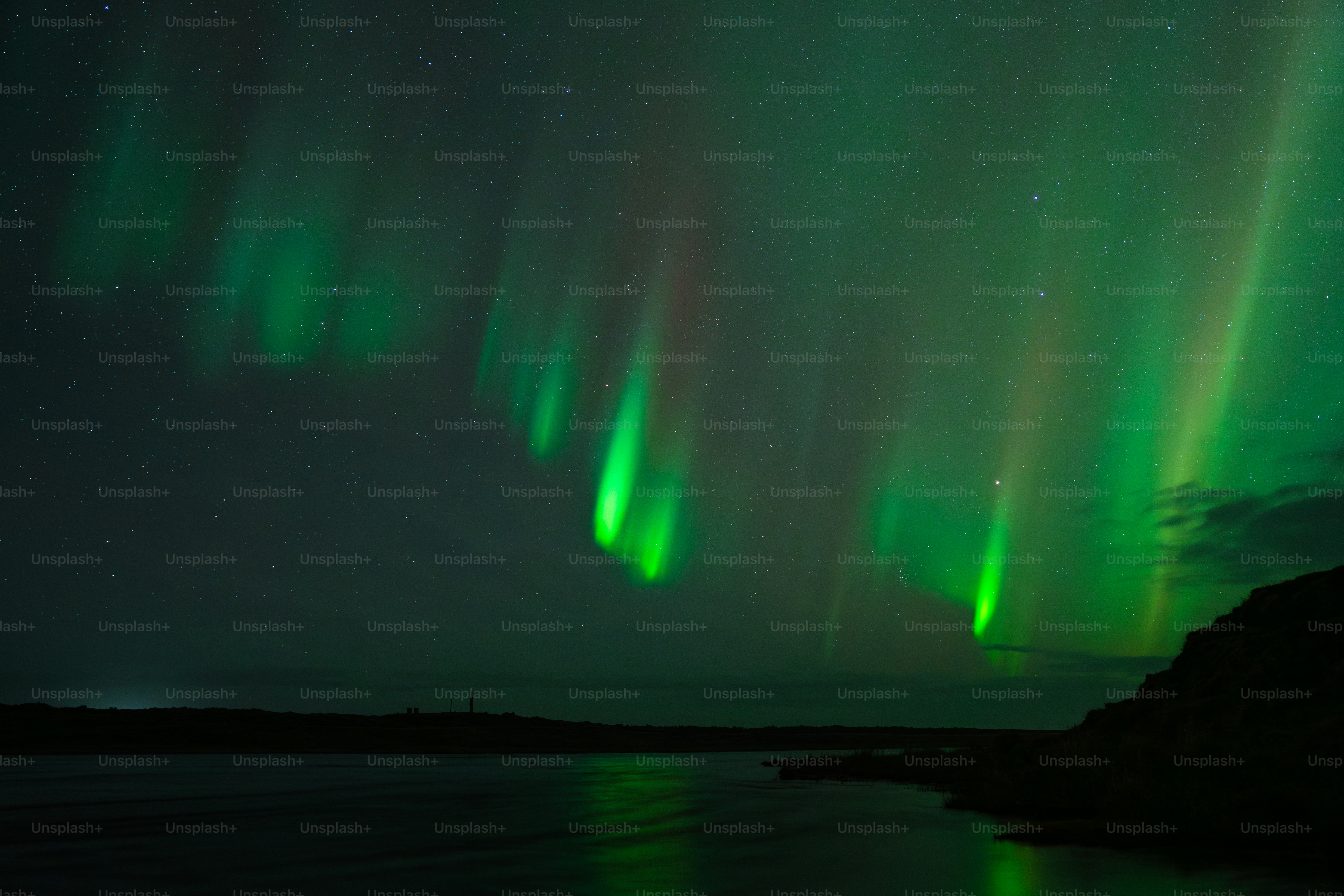 La aurora boreal verde ilumina el cielo nocturno
