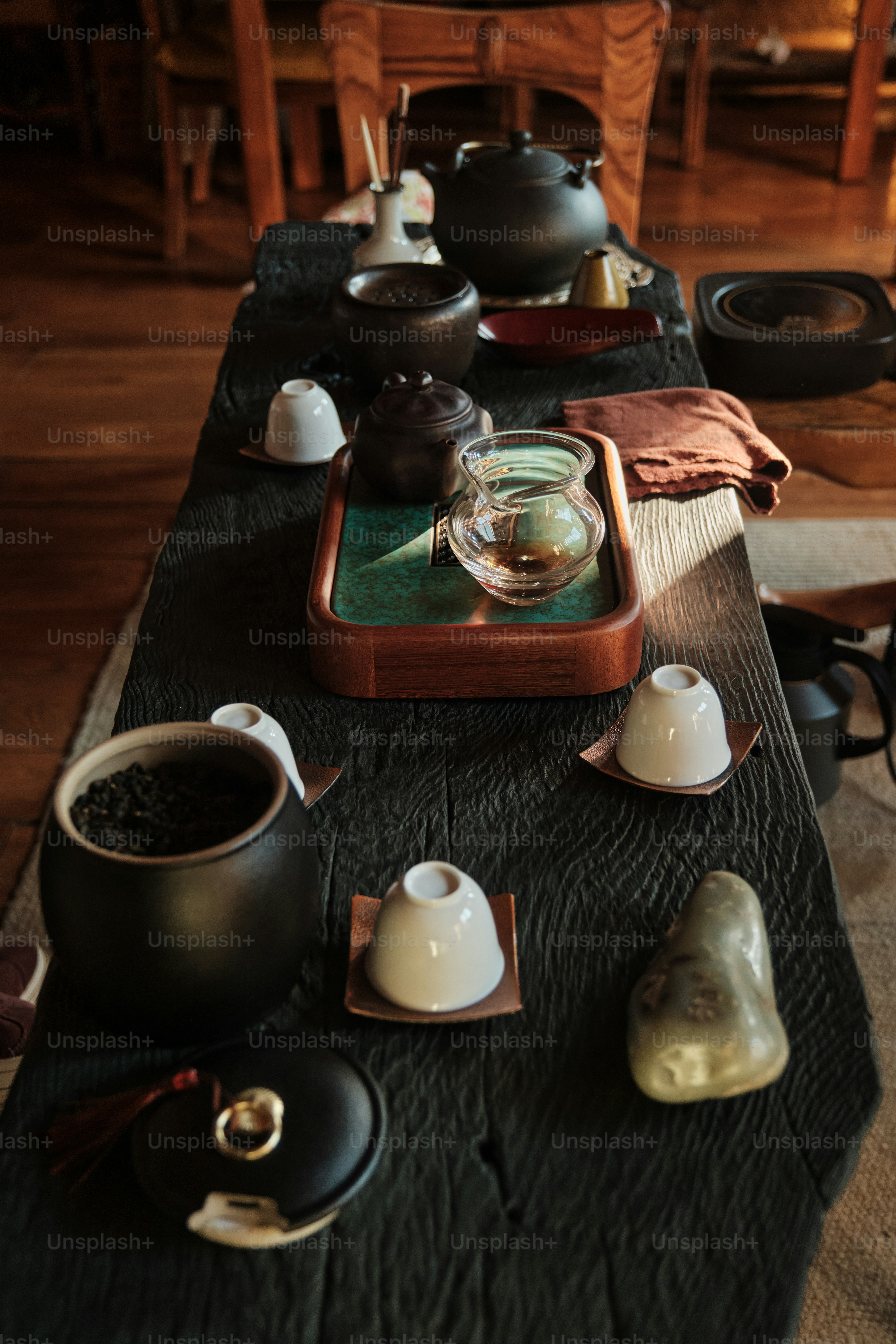 Juego de té sobre una mesa de madera rústica