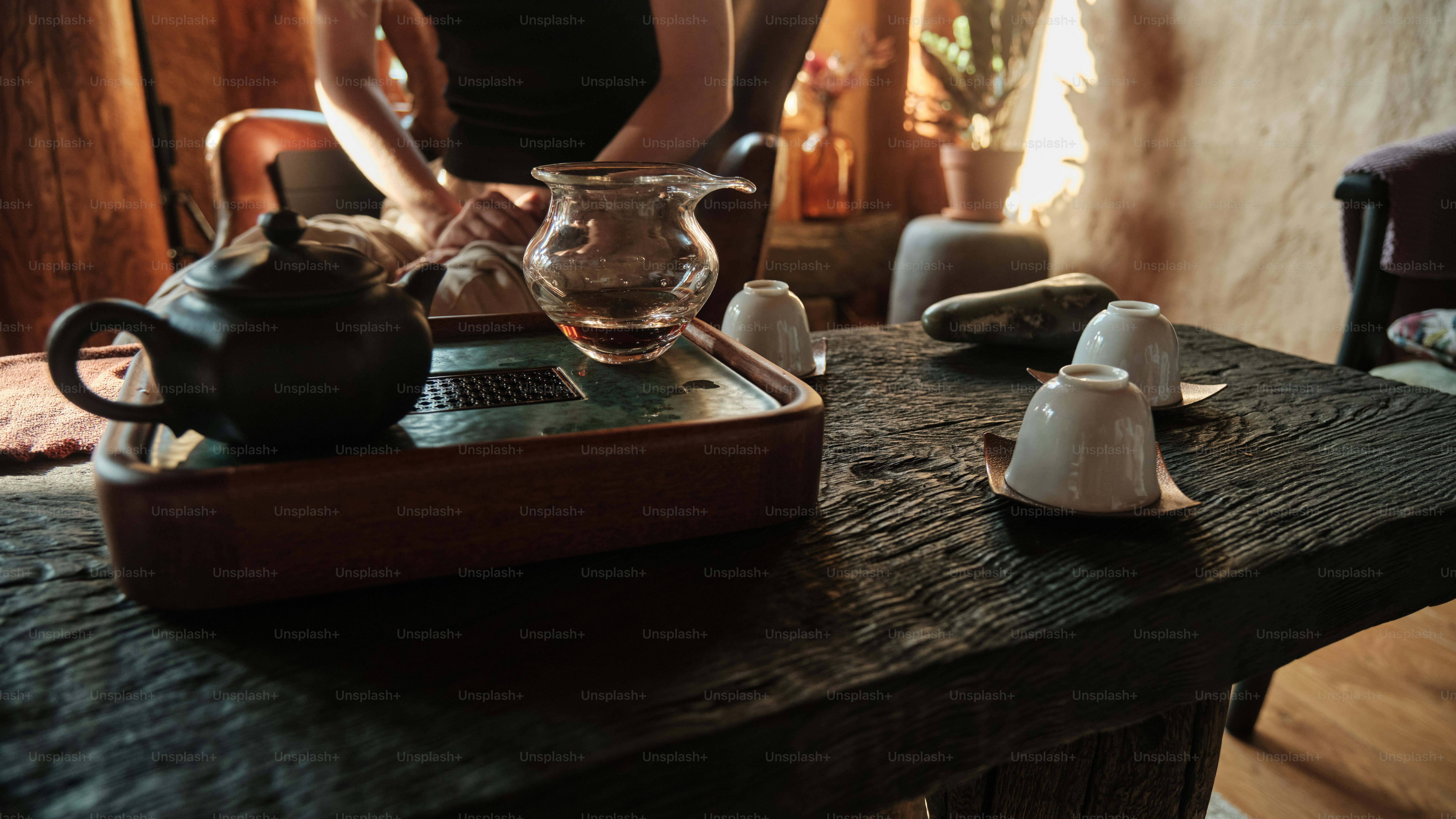 Montaje de la ceremonia del té con tetera y tazas sobre la mesa