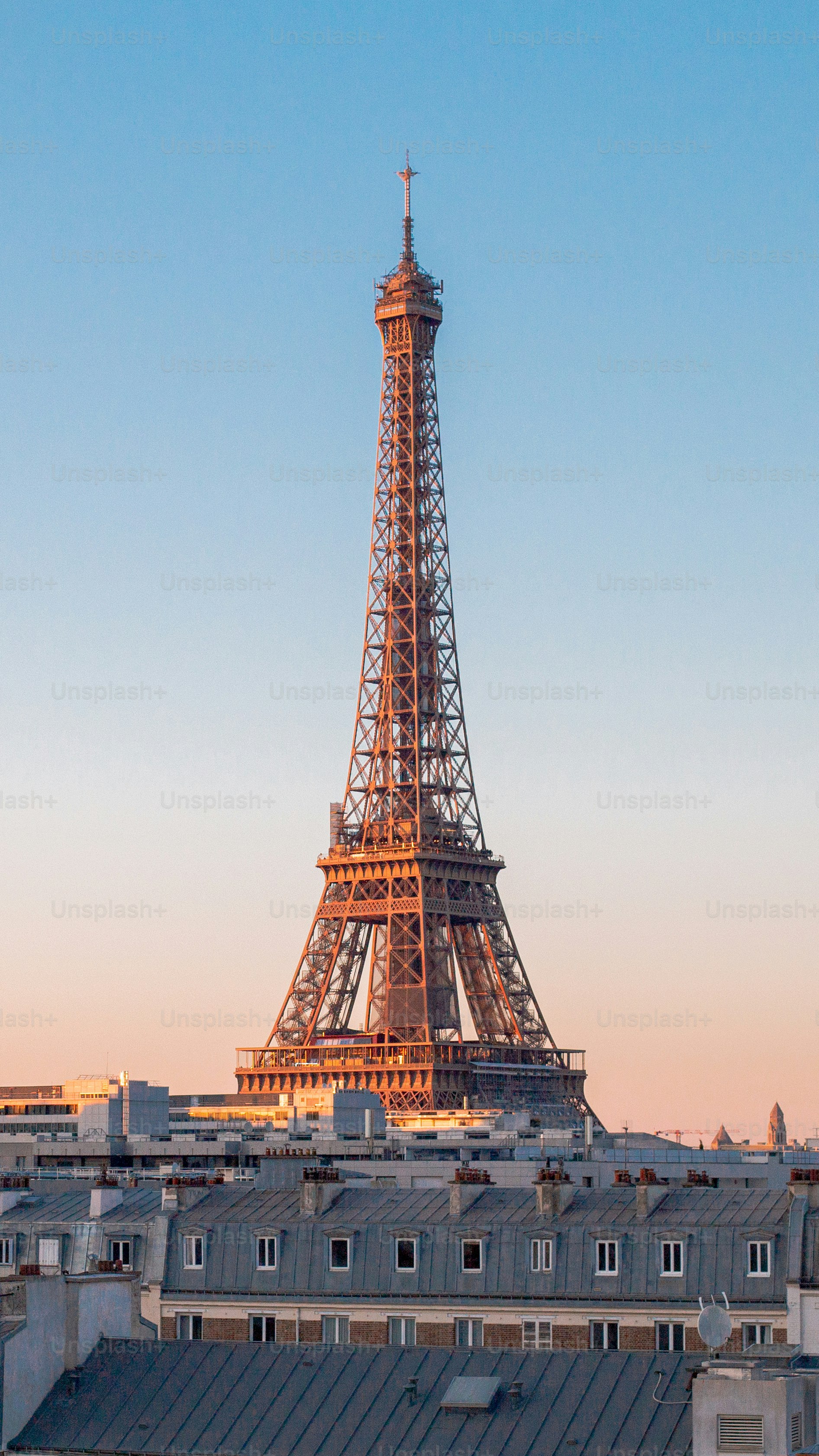 Torre Eiffel contra un cielo azul despejado