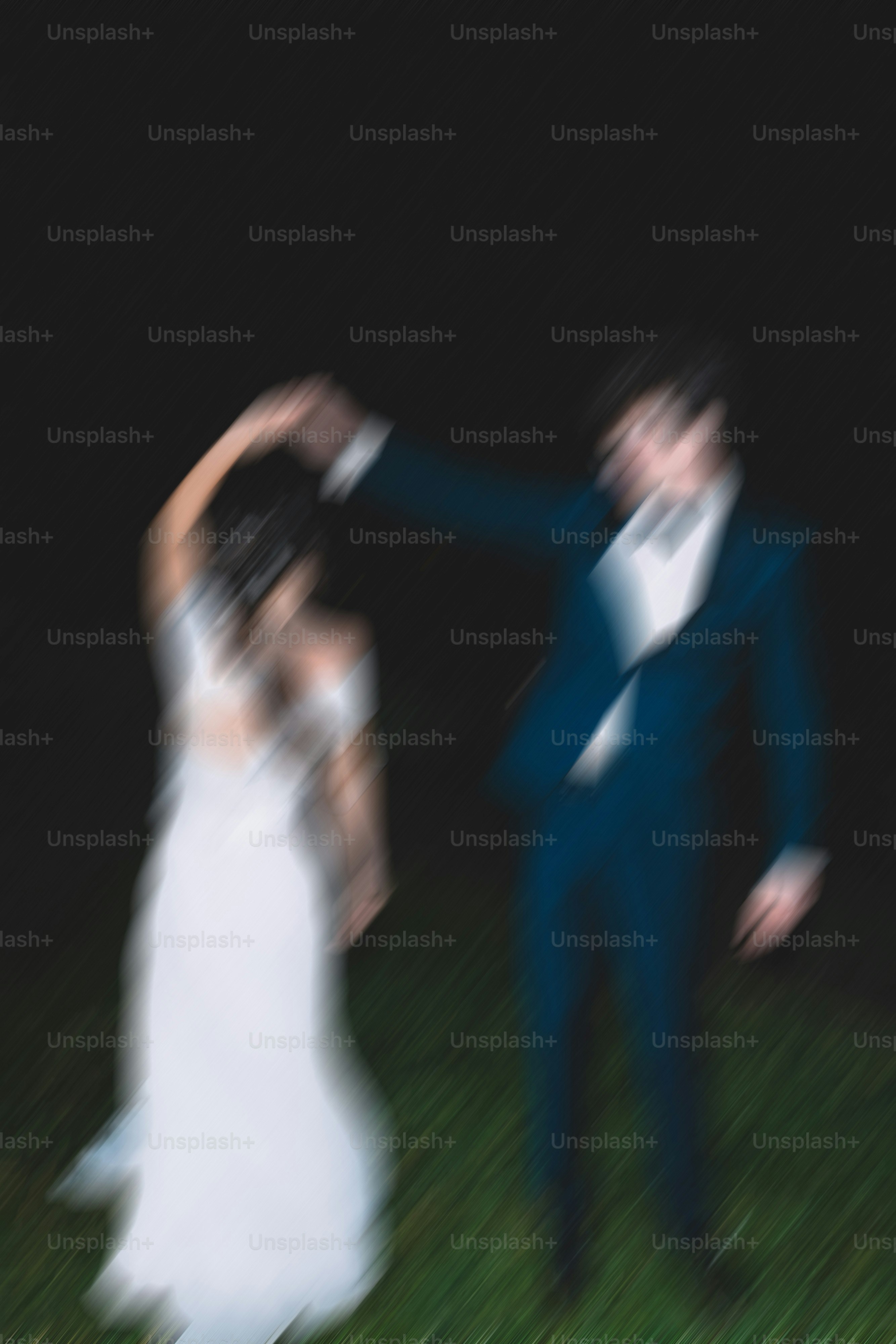 Una pareja bailando por la noche