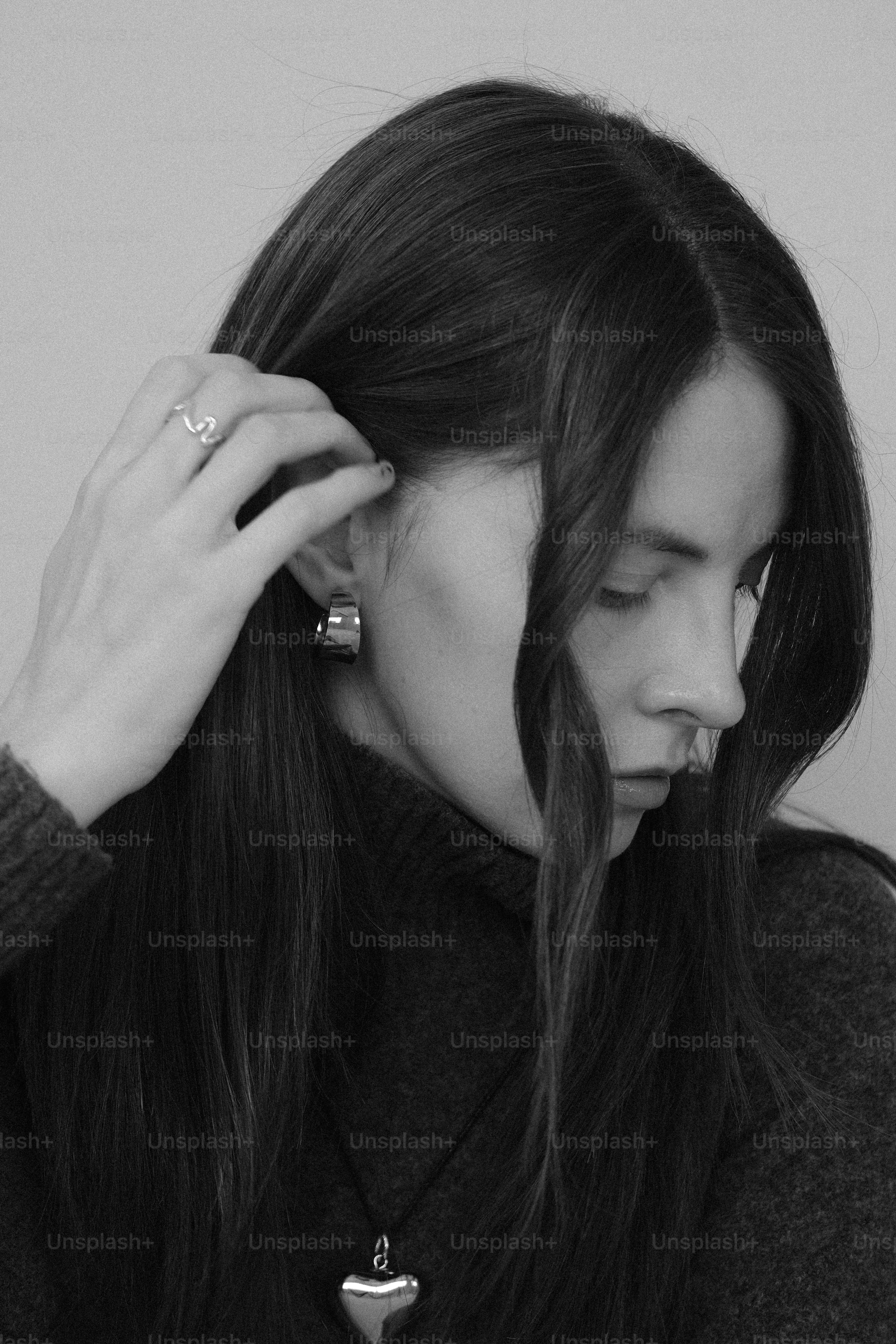 黒髪でアクセサリーが耳に触れる女性