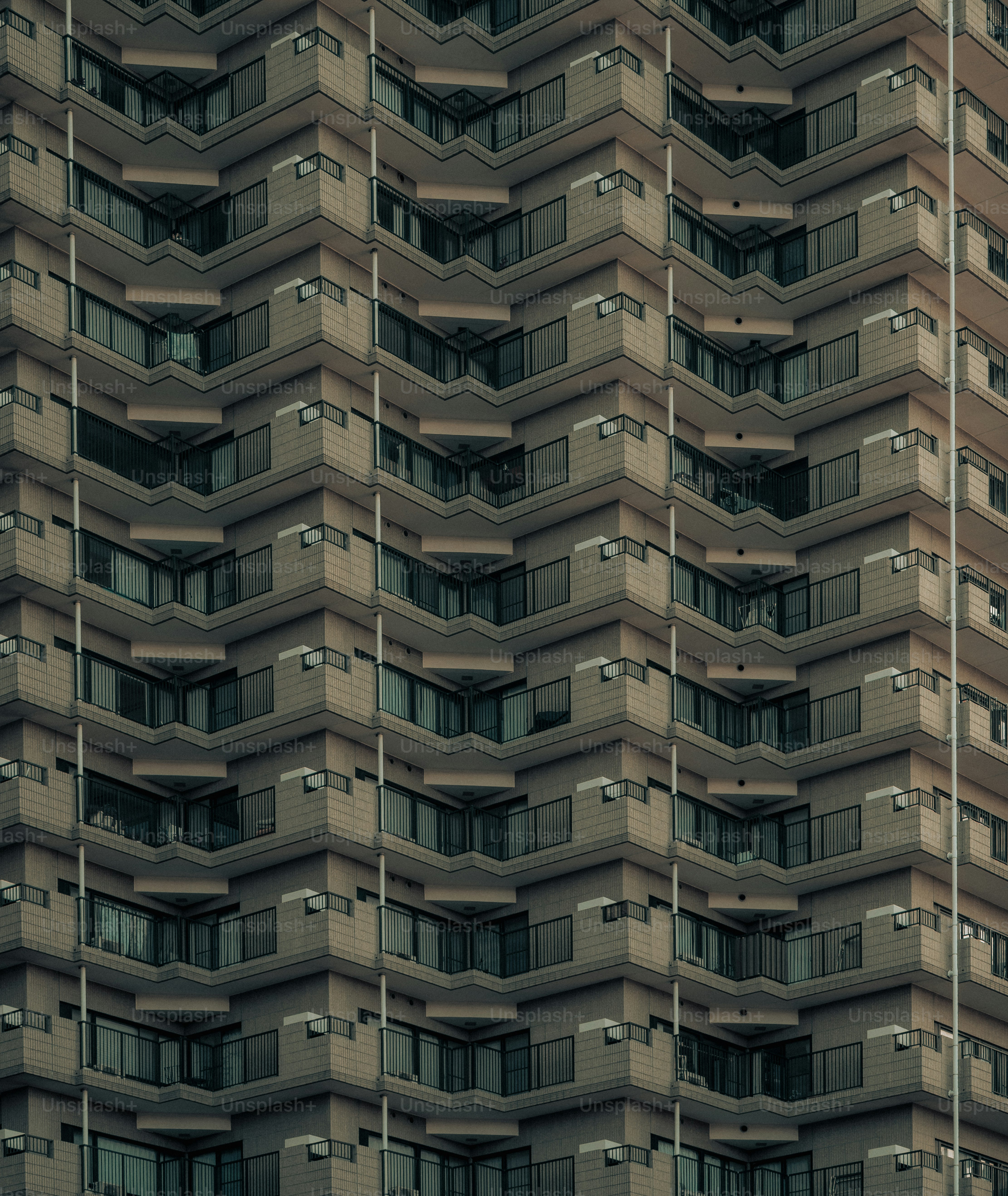 Edificio moderno con motivi geometrici ripetitivi per balconi