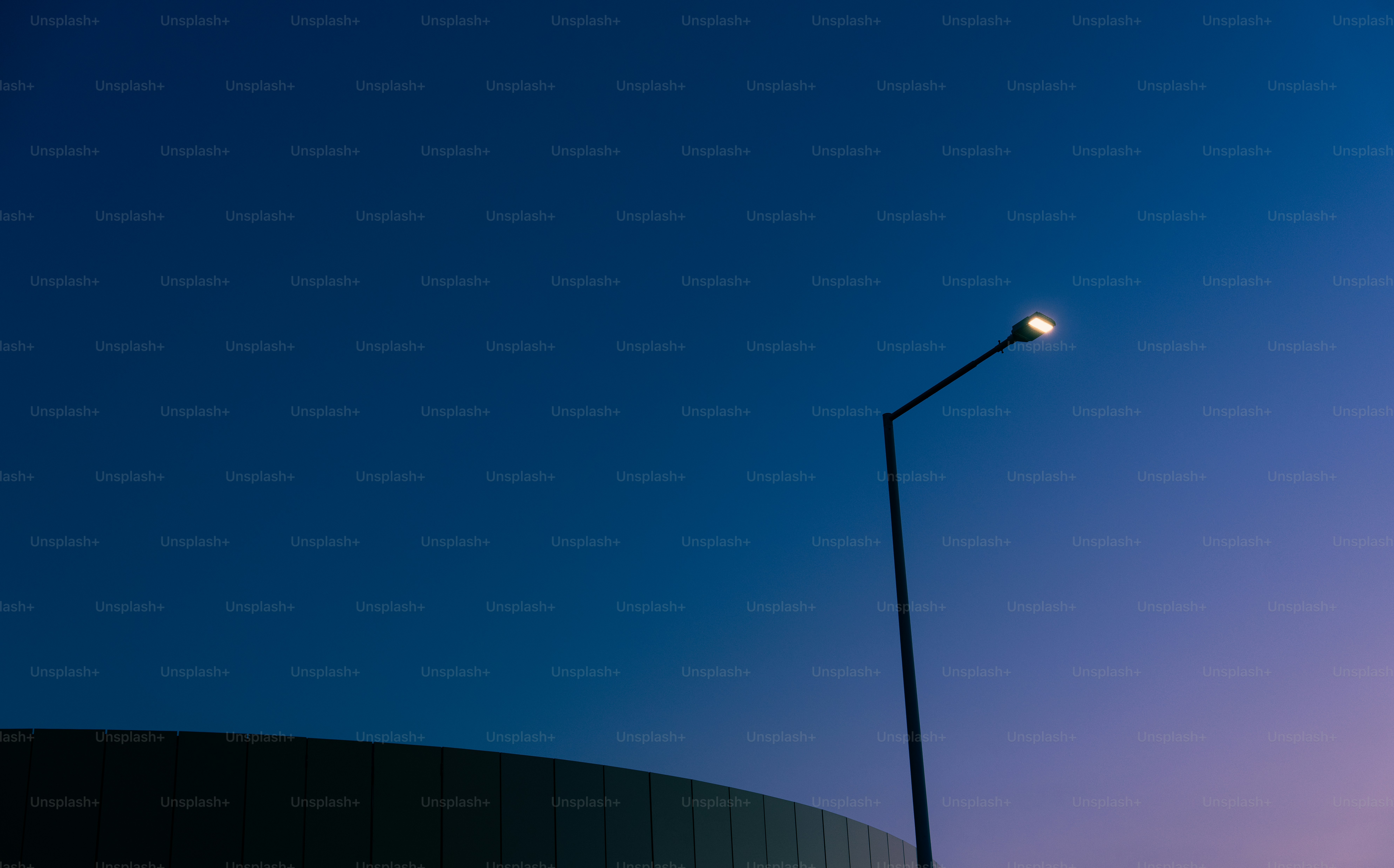 Lampione contro un cielo crepuscolare sfumato