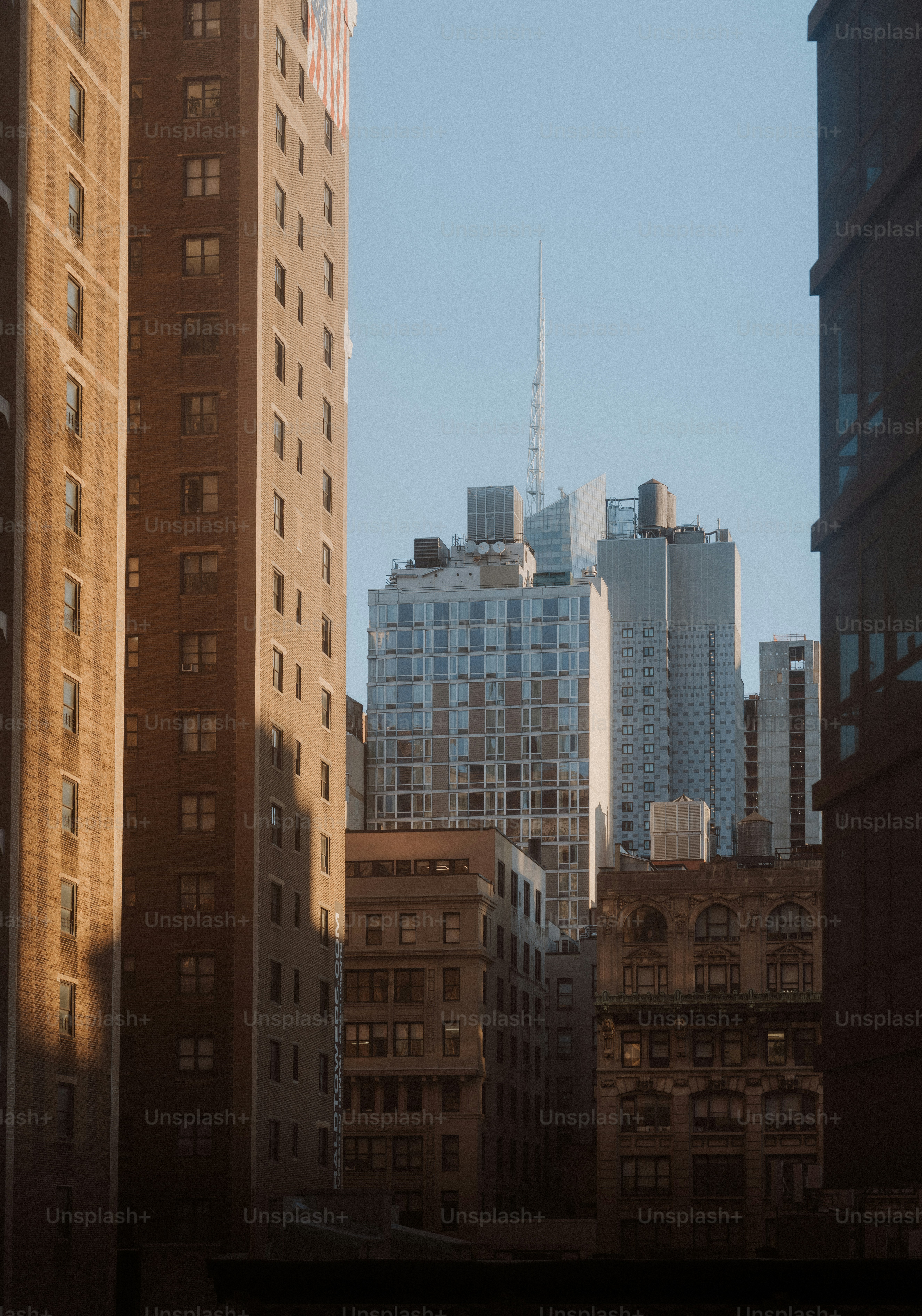 Edifici alti in una città contro un cielo limpido