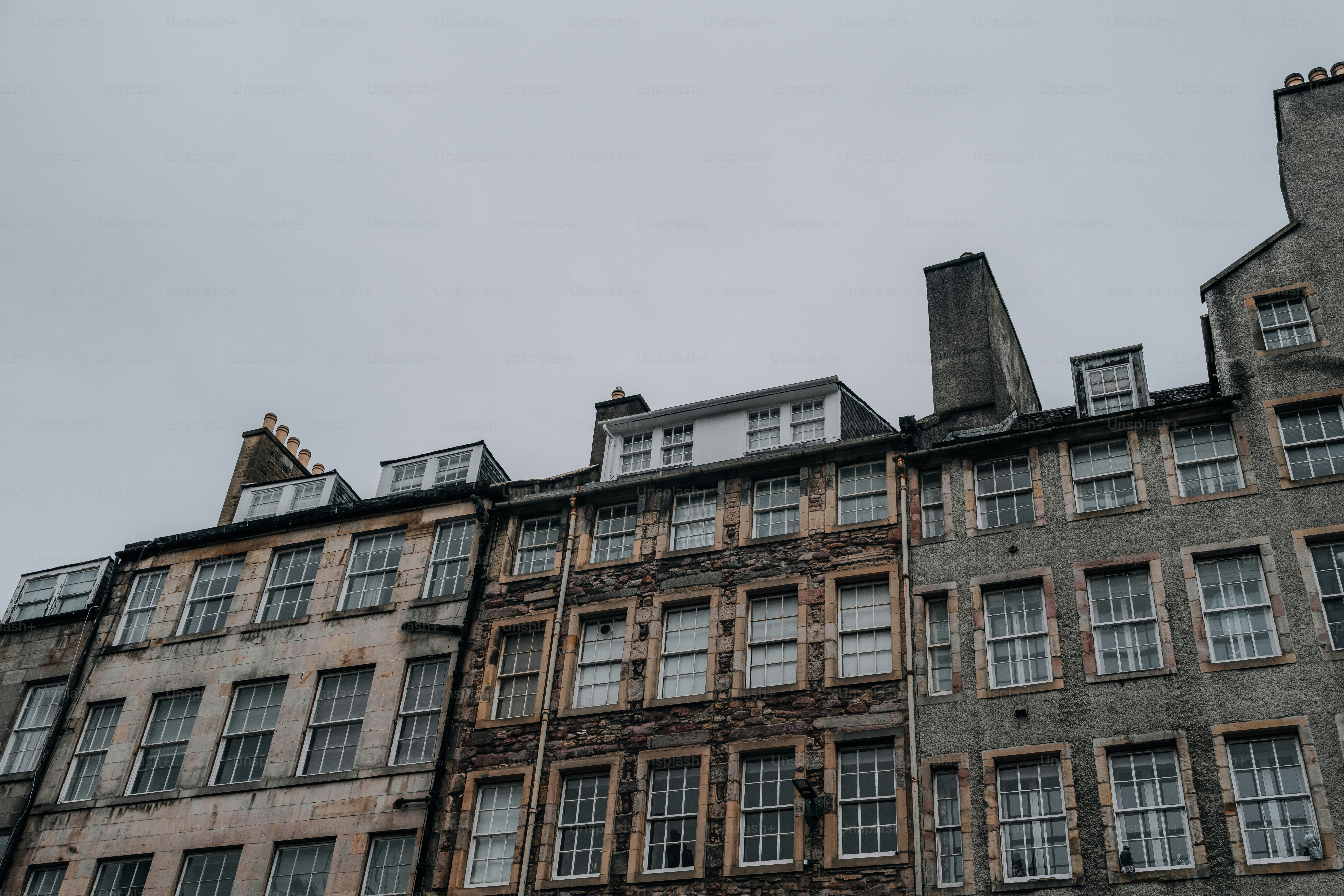Fila di vecchi edifici in pietra sotto un cielo grigio