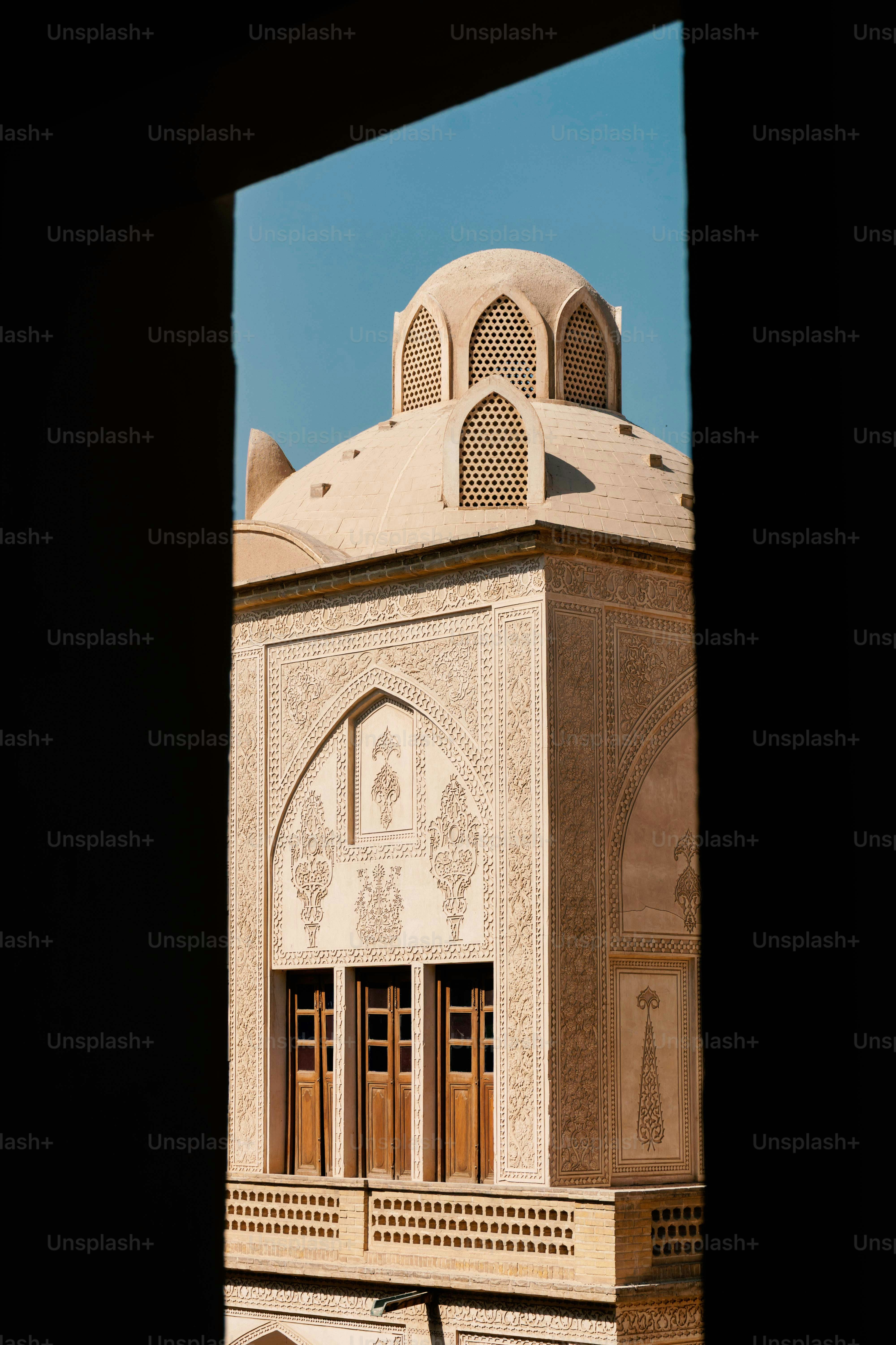 Cúpula y fachada ornamentadas de edificio antiguo.