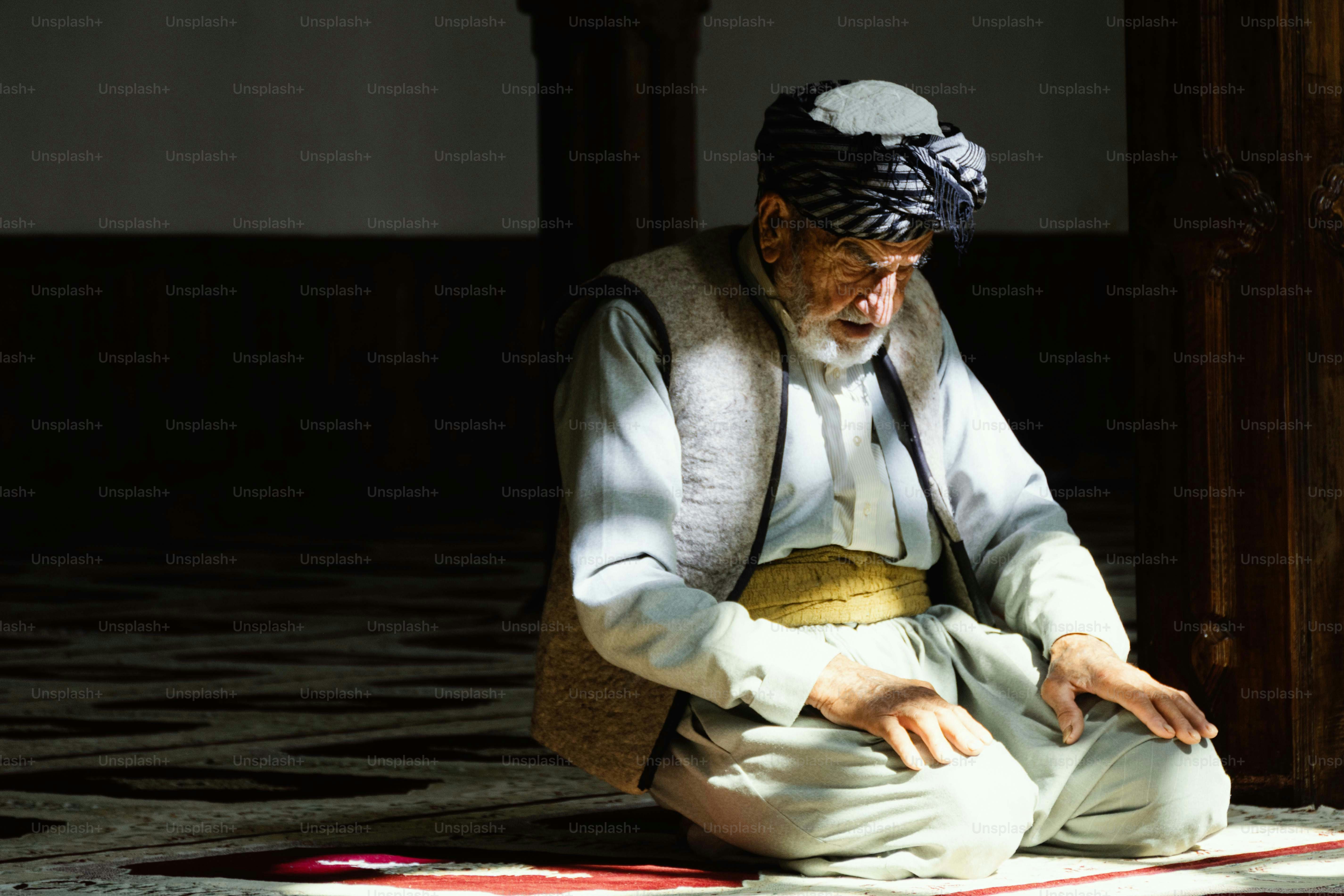 Pria tua sholat di masjid