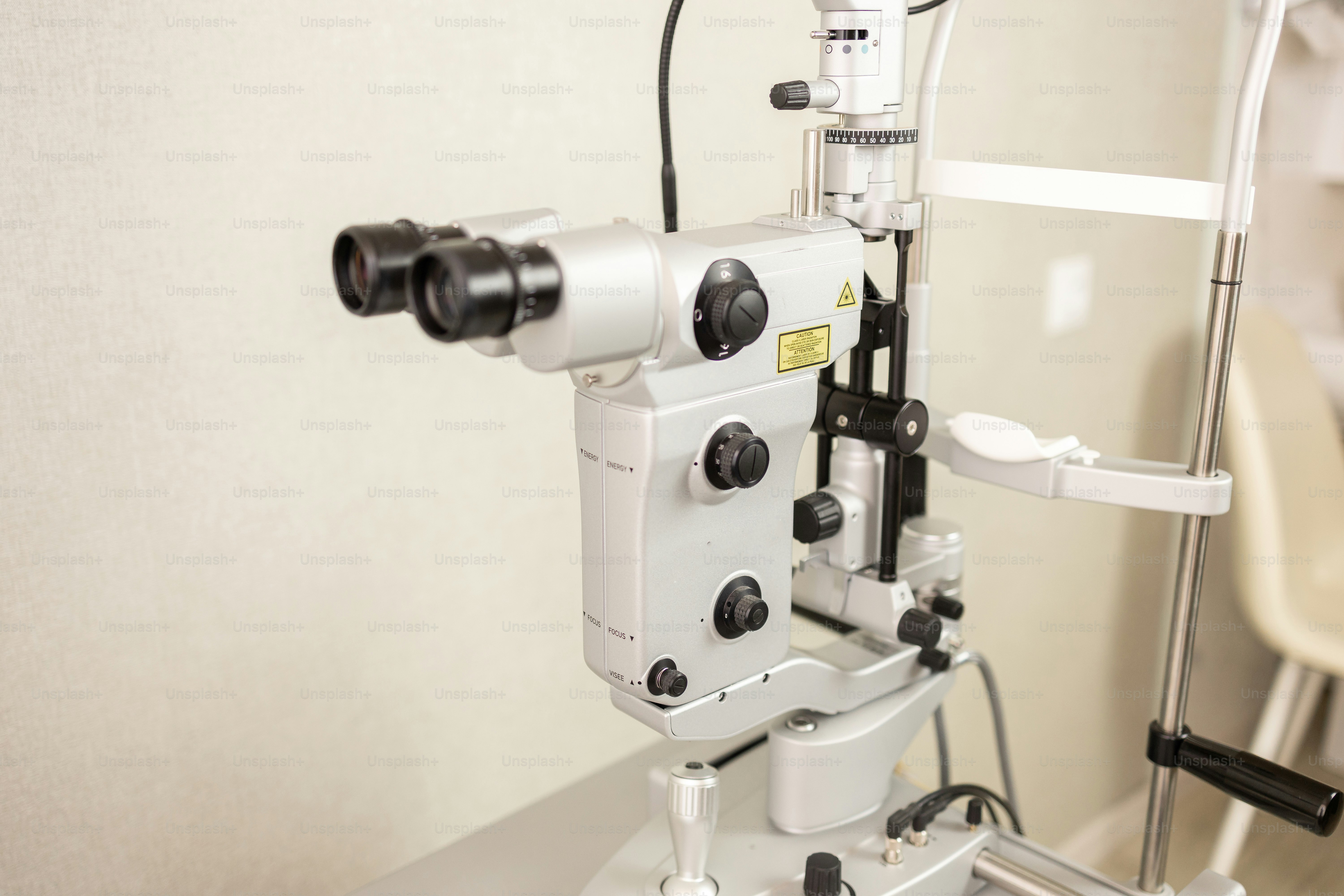 Augenärztliche Spaltlampenuntersuchungsgeräte in einer Klinik.