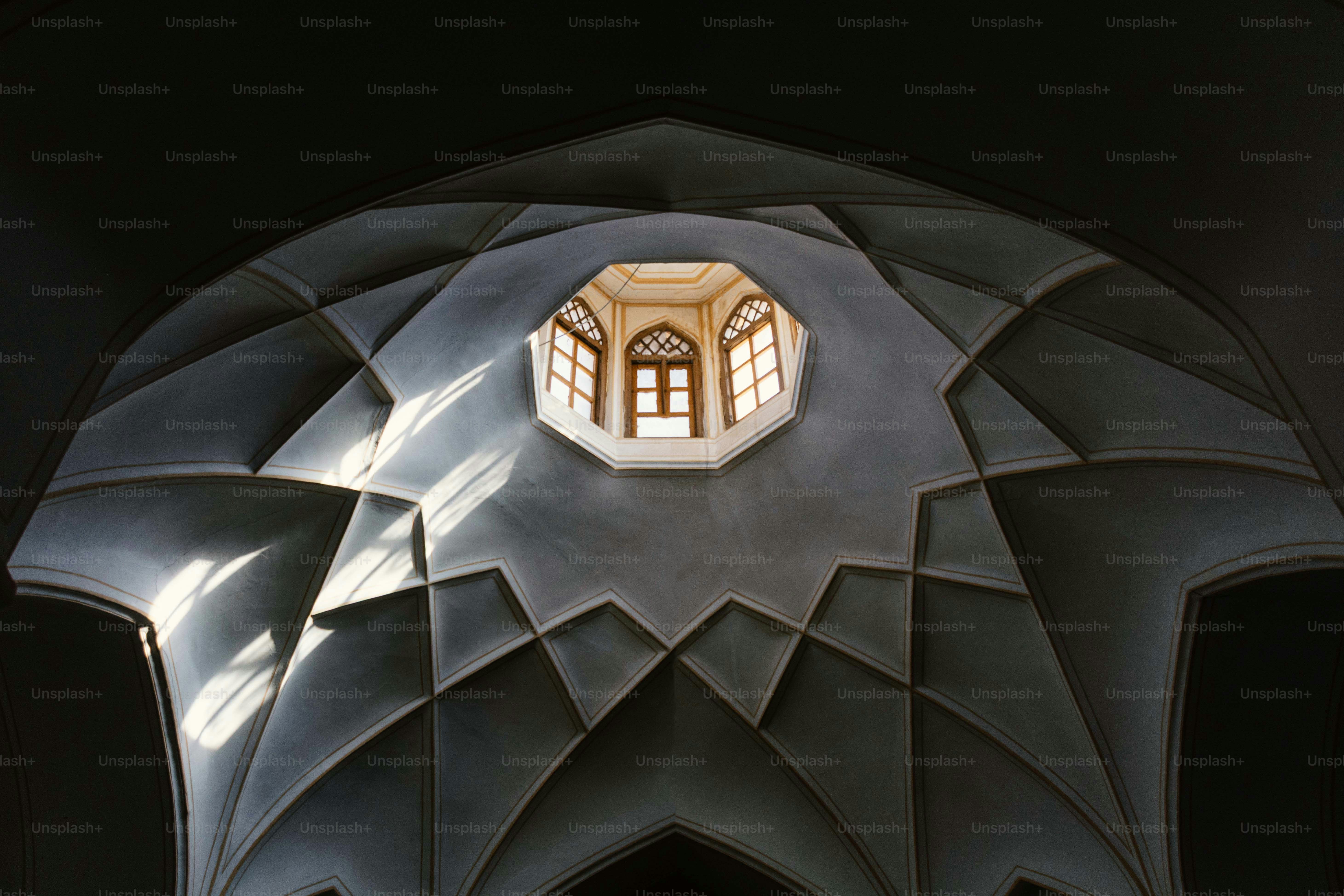 Geometrische Kuppel im Inneren mit Licht aus dem achteckigen Fenster.