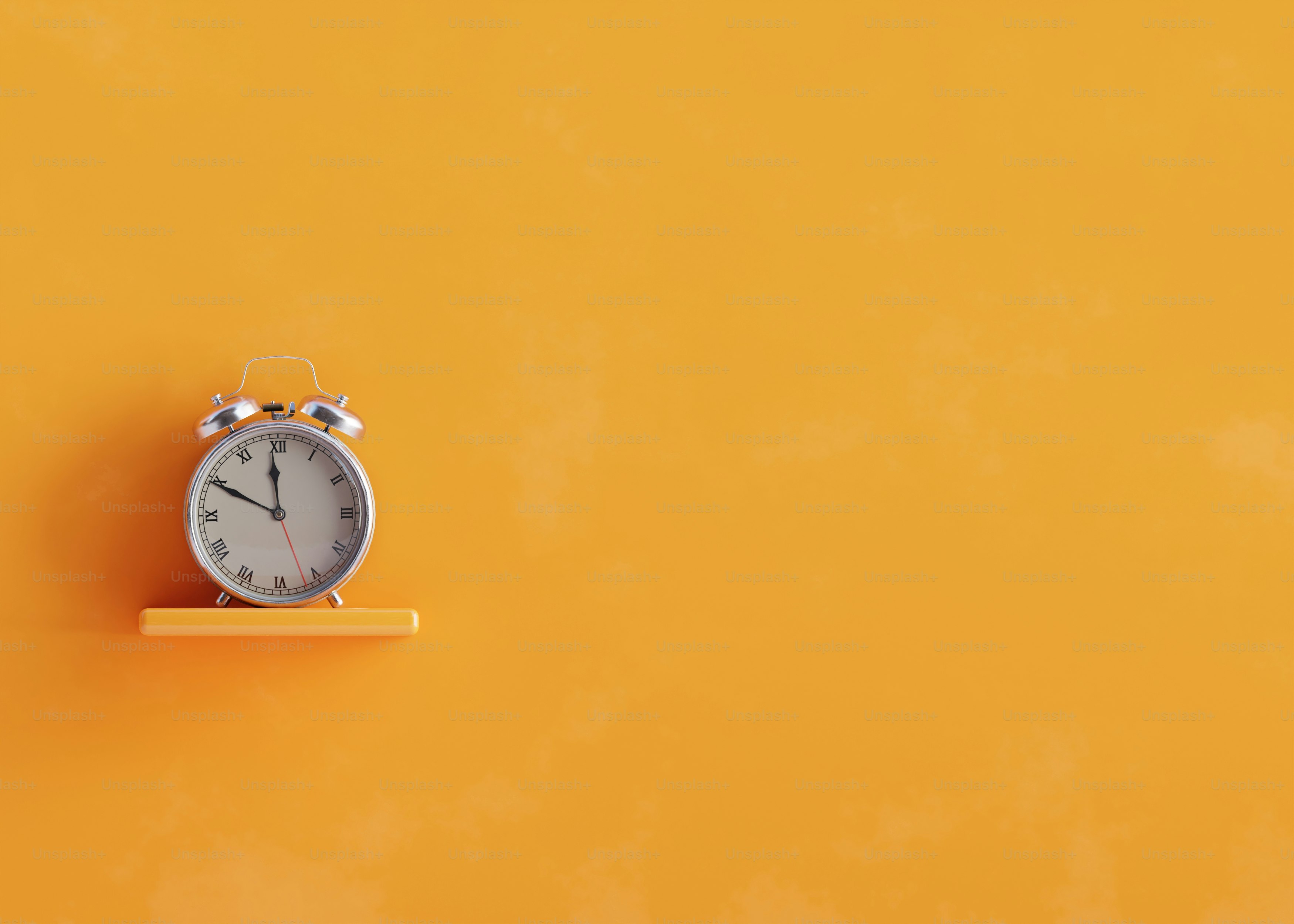 Ein Vintage-Wecker auf einem Regal