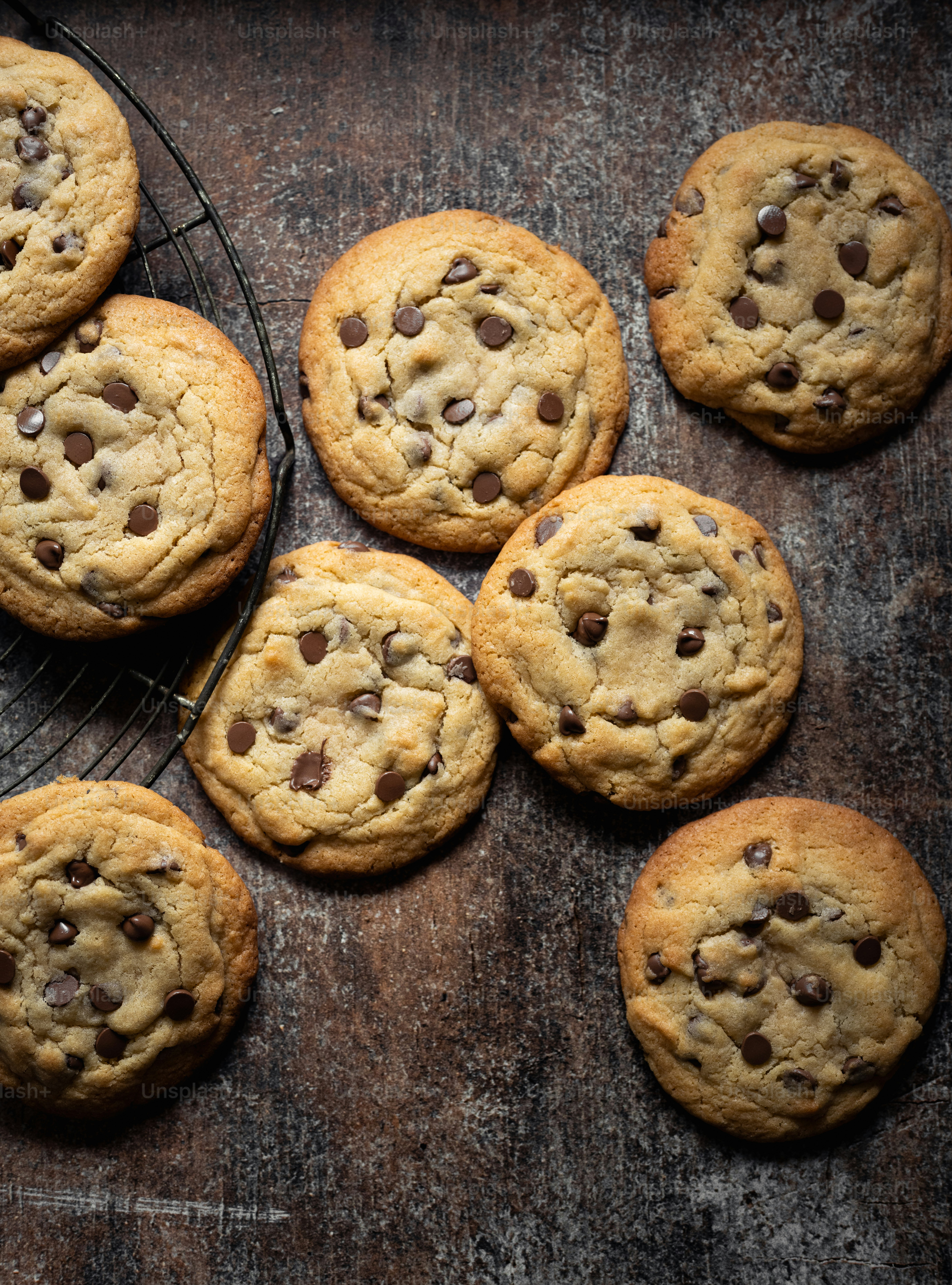 Frisch gebackene Schoko-Kekse auf einem Abkühlgitter.