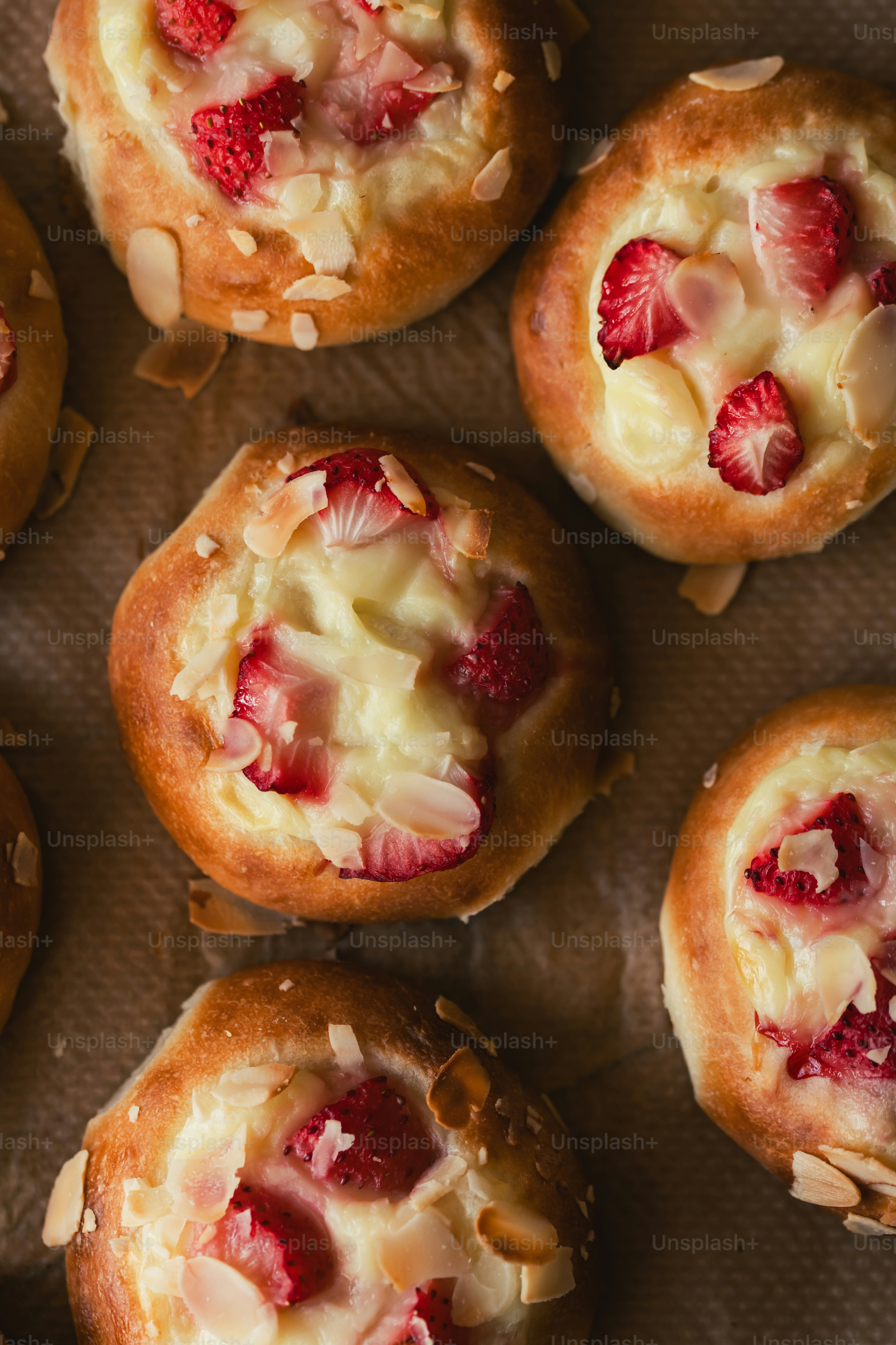 Süße Gebäckstücke mit Erdbeeren und Mandeln