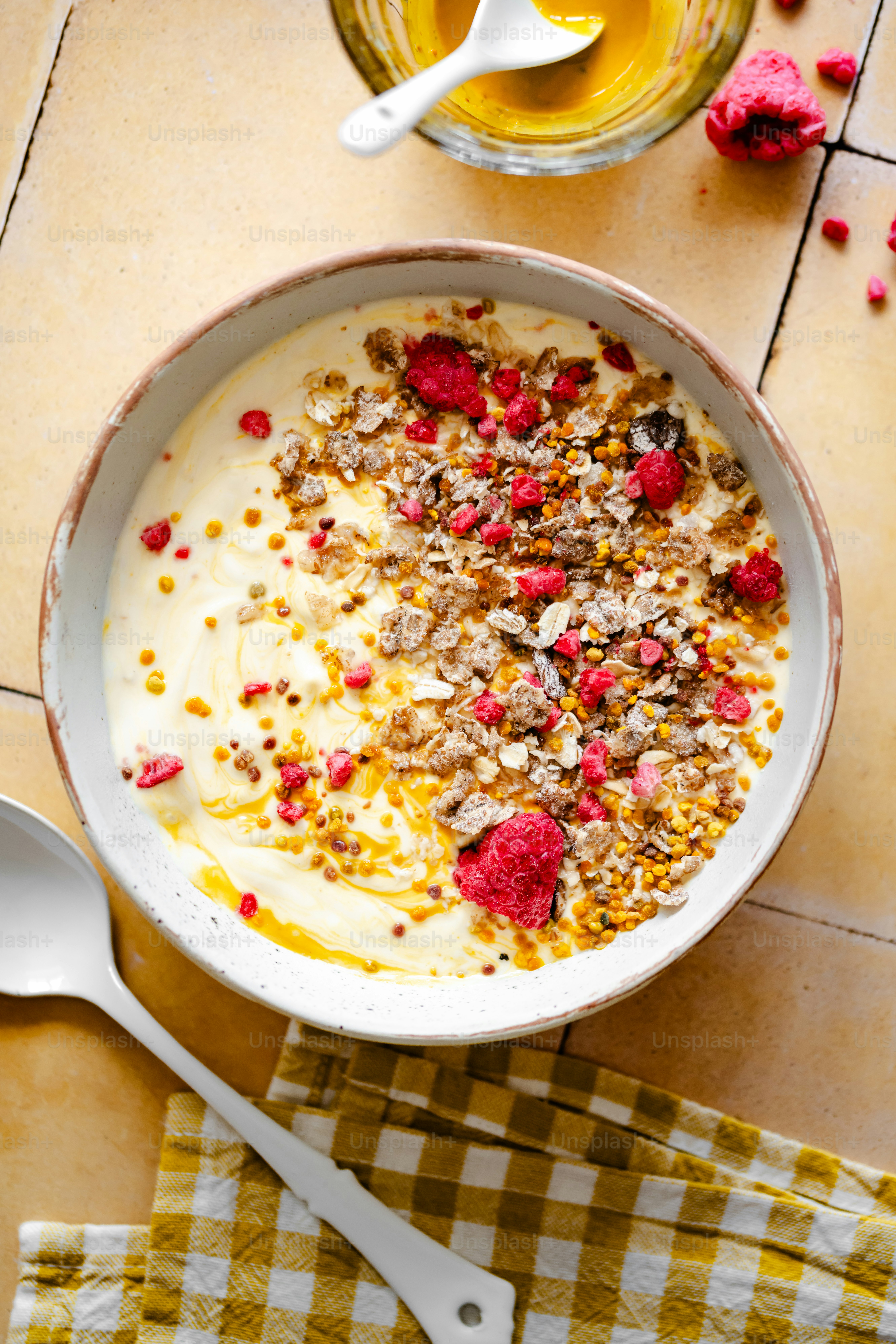 Cremige Joghurtschüssel mit Müsli und Himbeeren