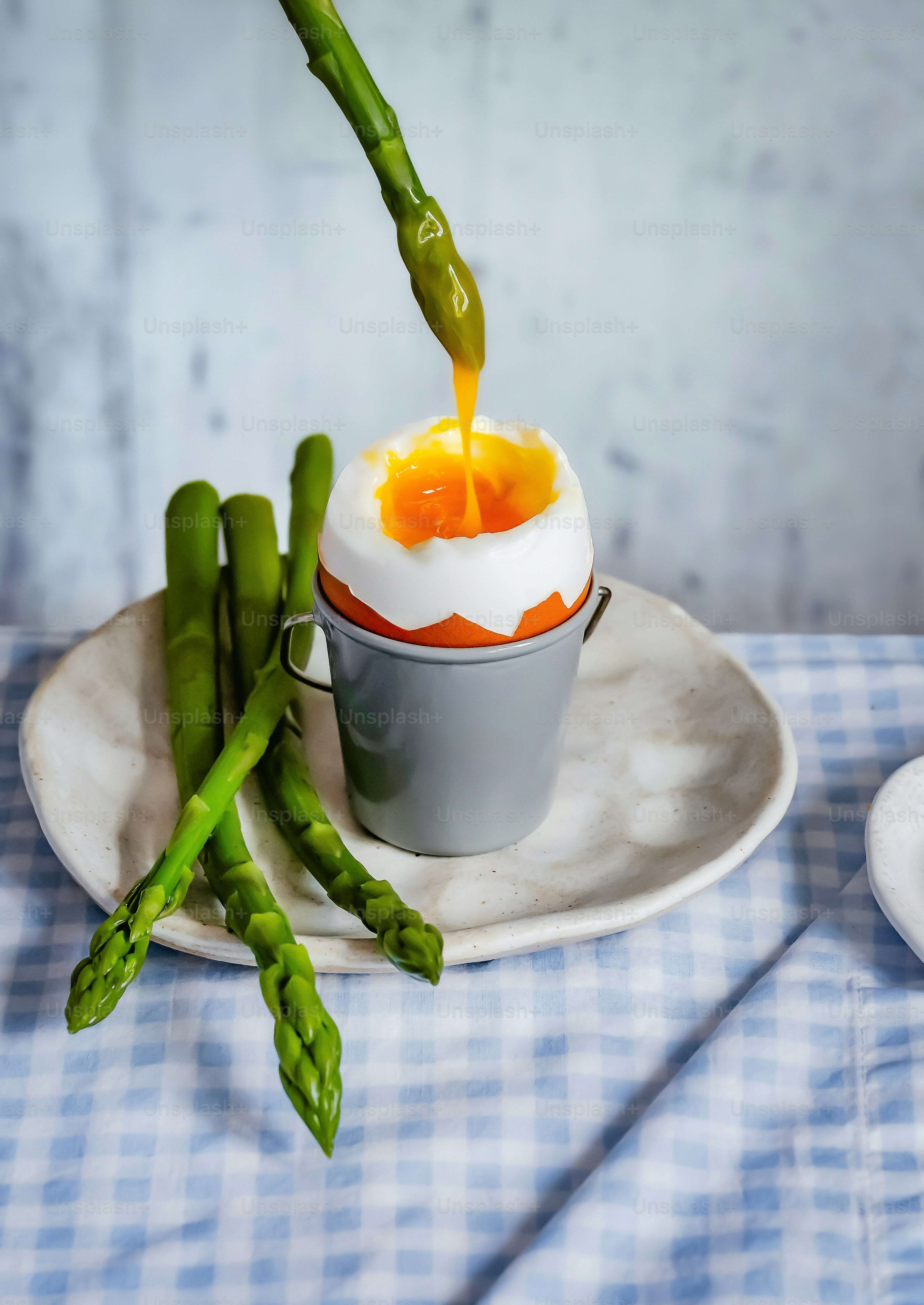 Spargel in ein weichgekochtes Ei tauchen