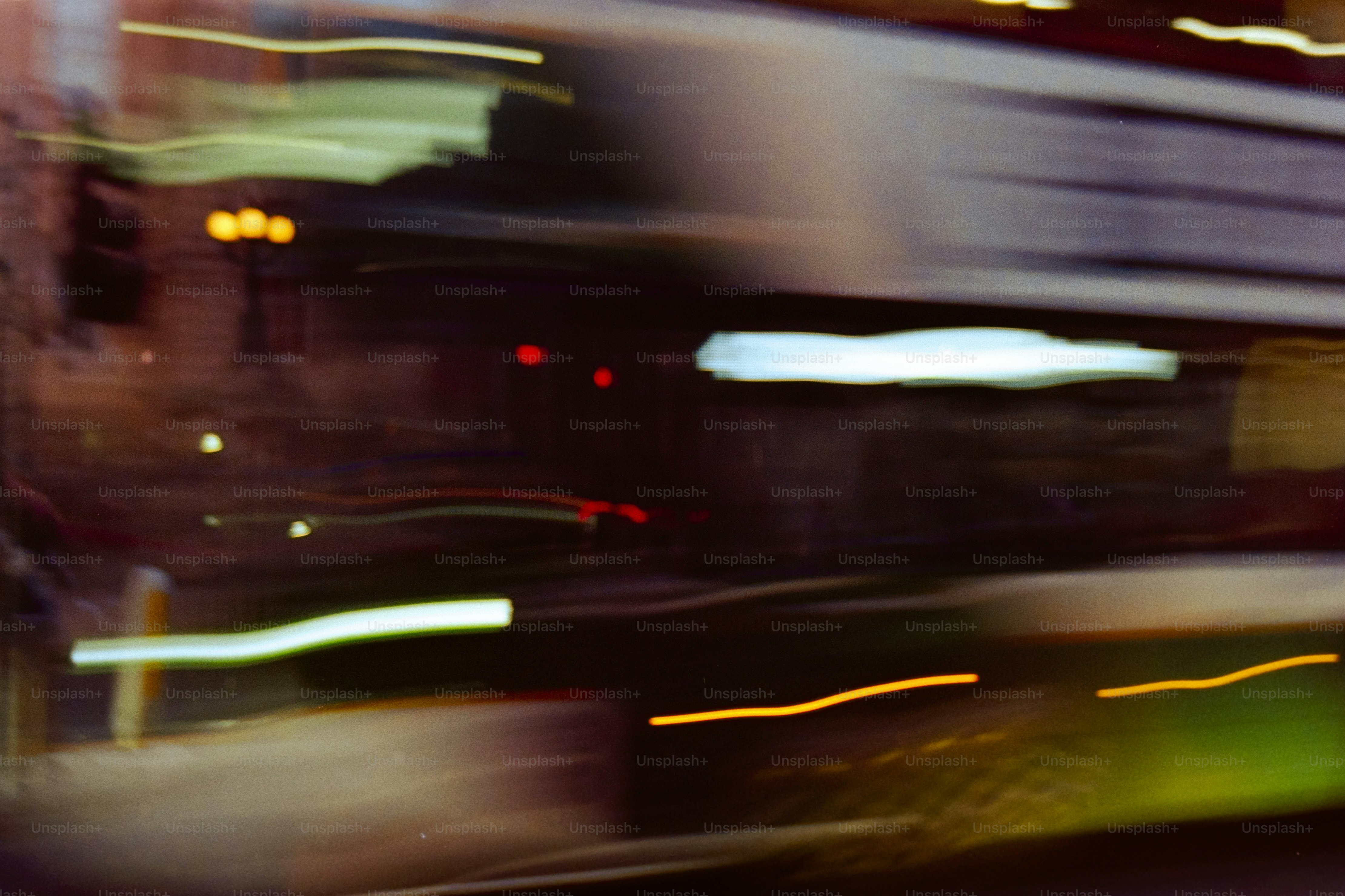 Des traînées abstraites de lumière et de couleur la nuit