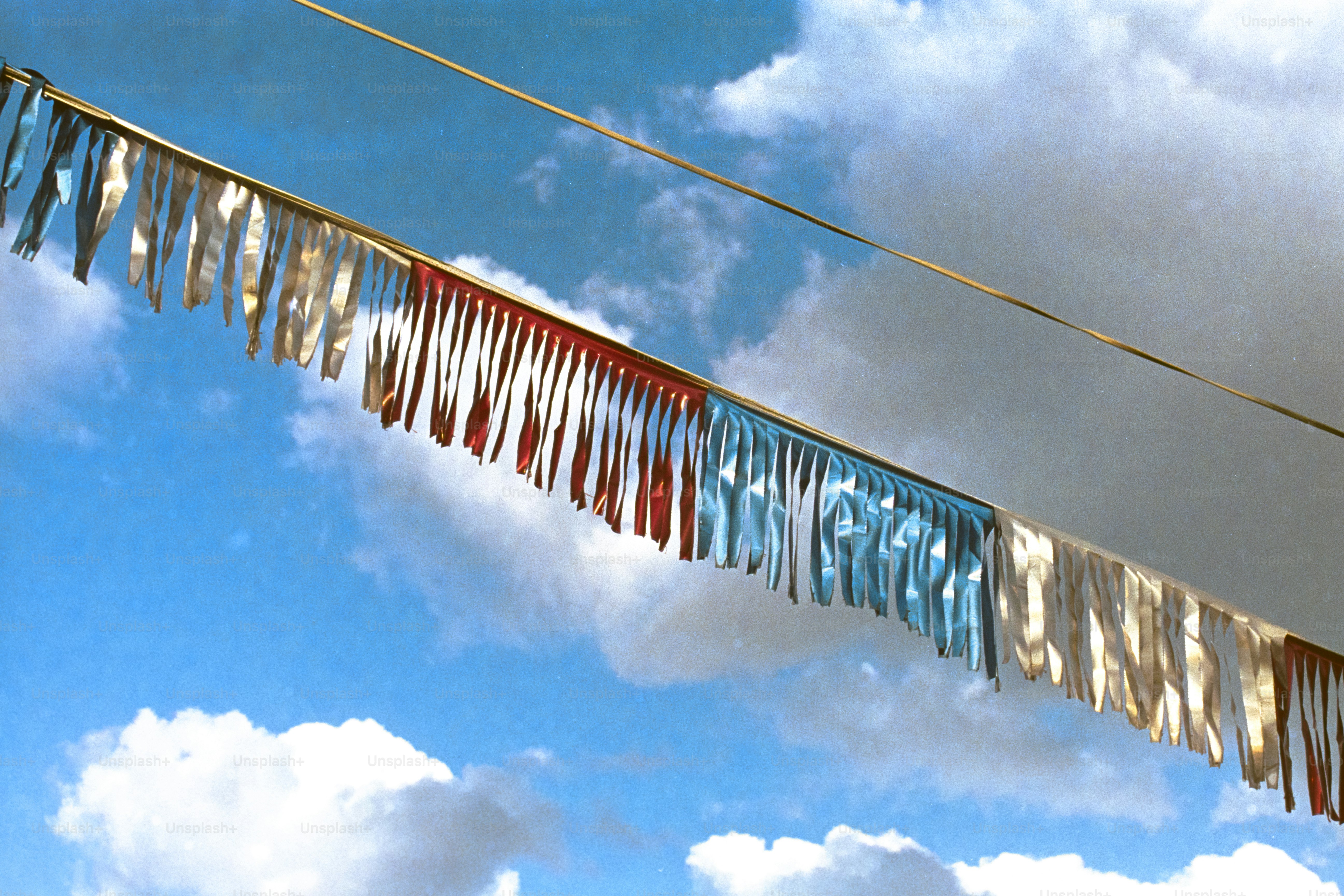 Des guirlandes à guirlandes contre un ciel bleu nuageux