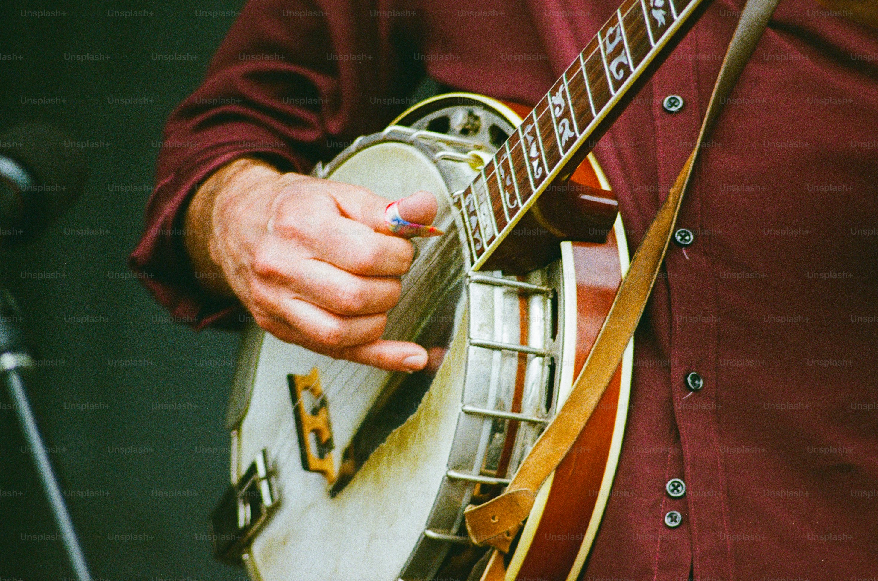 Un musicien jouant du banjo avec un médiator.