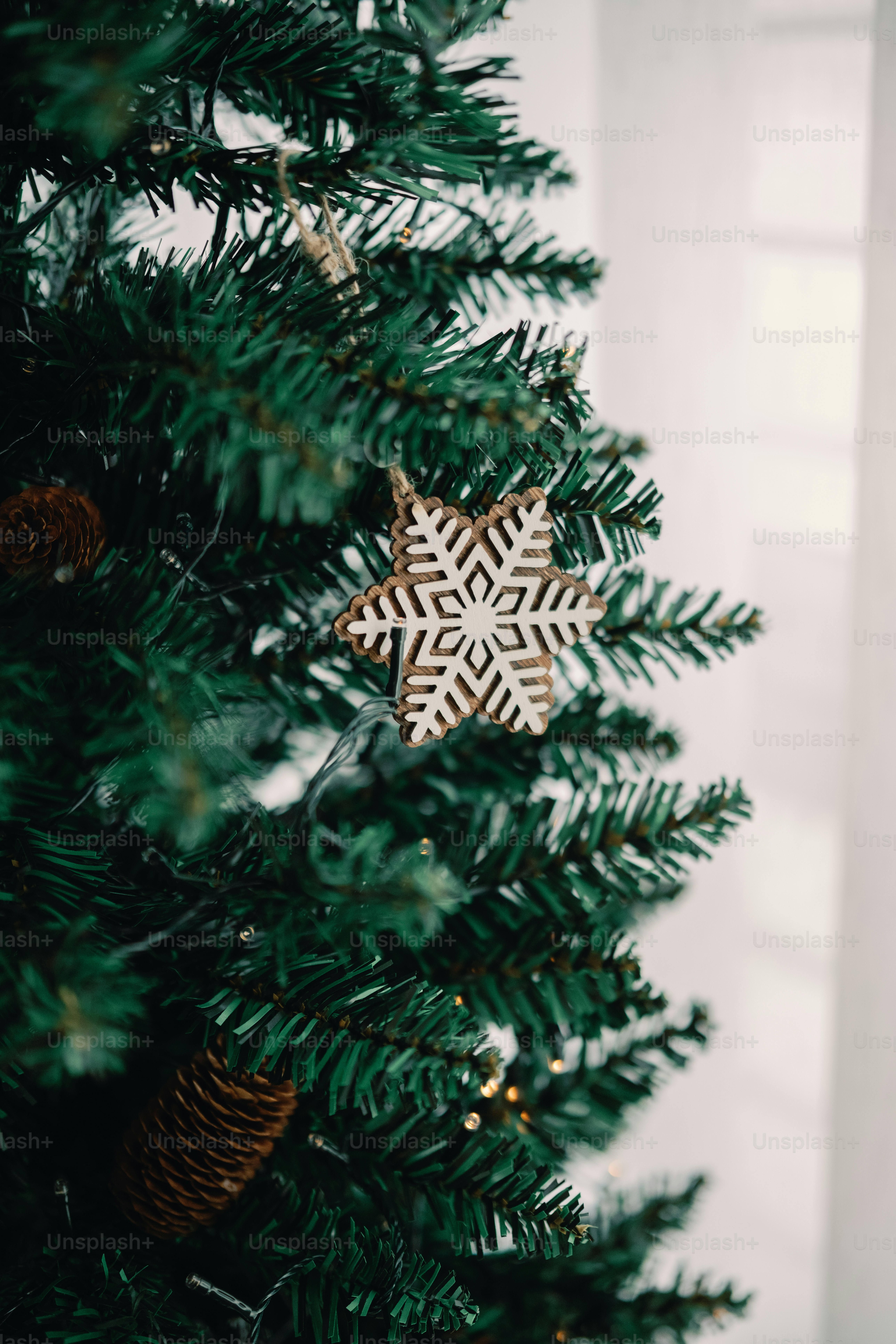 Nahaufnahme eines geschmückten Weihnachtsbaums mit Ornamenten.