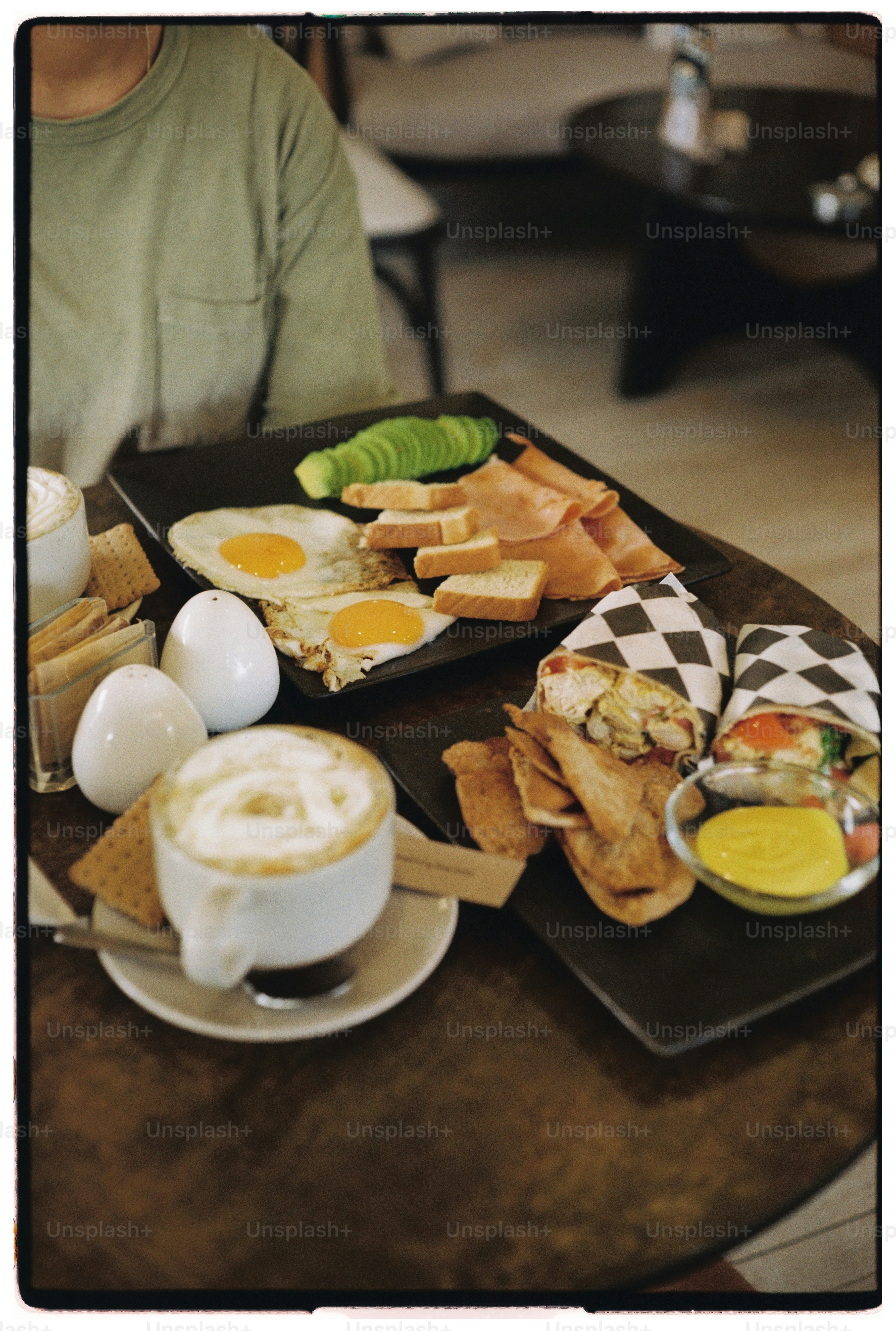 Ein Tablett mit Frühstücksessen mit Eiern, Toast und Kaffee.