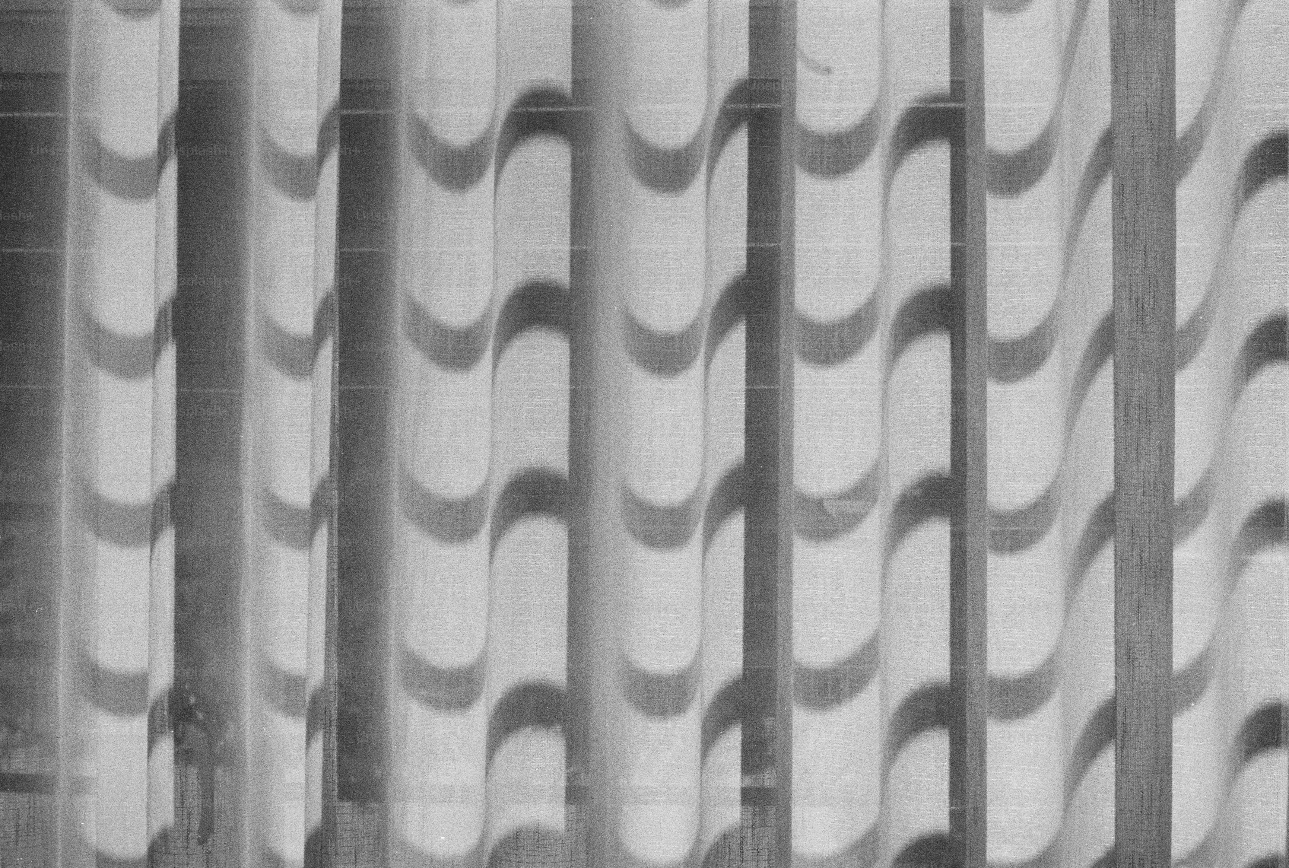 Vorhänge mit welligen Schattenmustern darauf