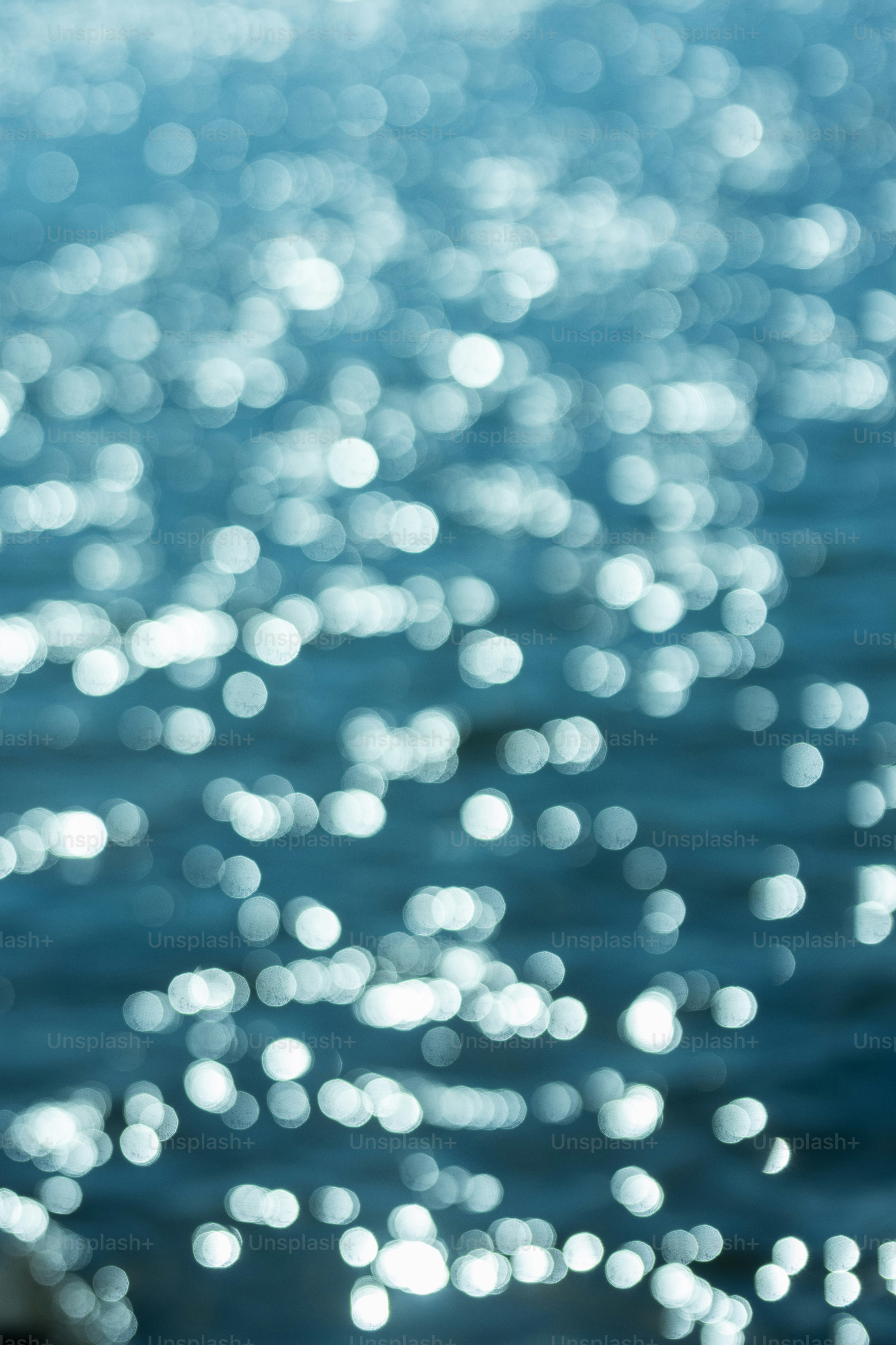 Glitzerndes blaues Wasser mit Lichtreflexionen