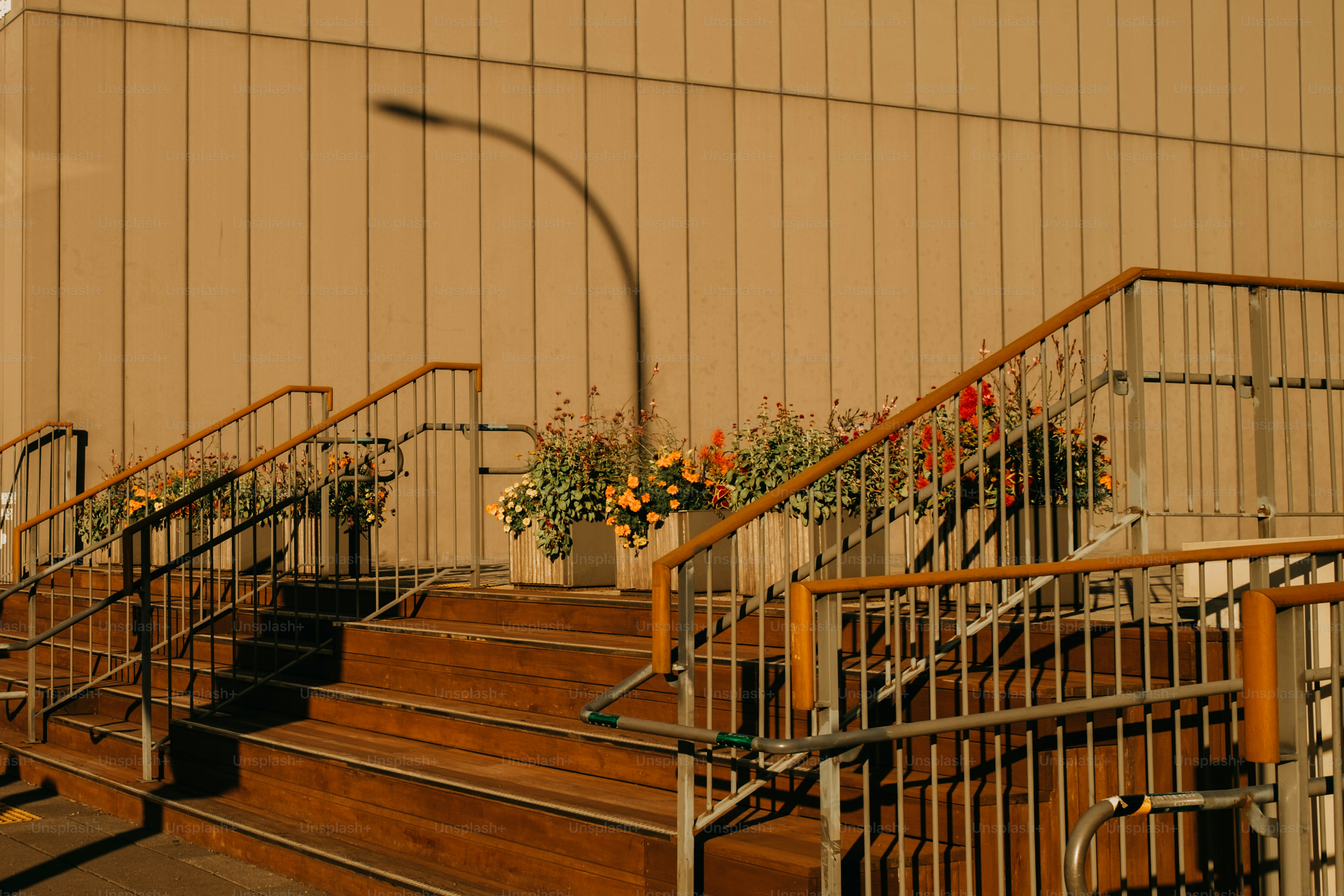 Holztreppen mit Metallgeländern und Blumentopfen