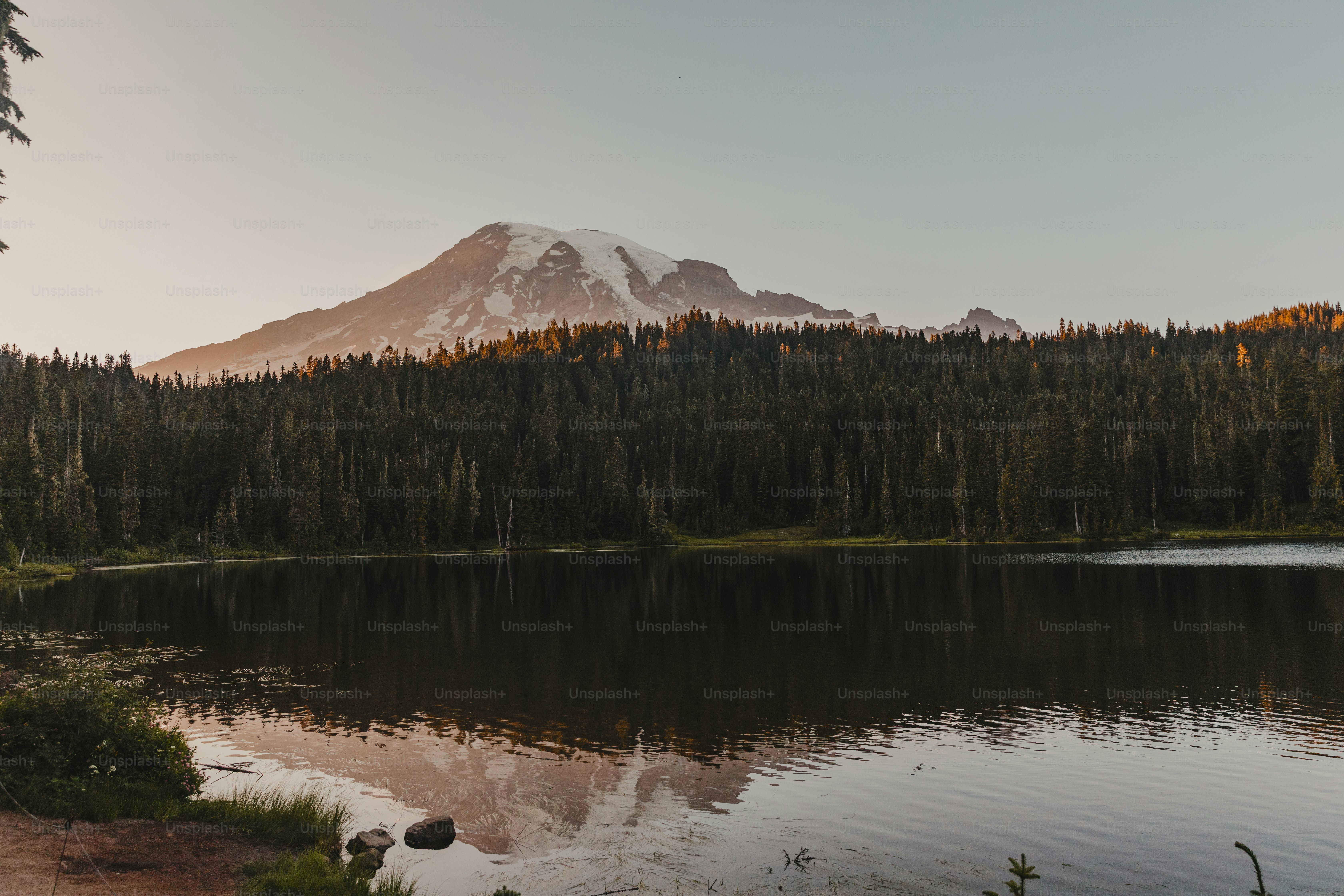 Montagne réfléchie dans un lac calme au coucher du soleil