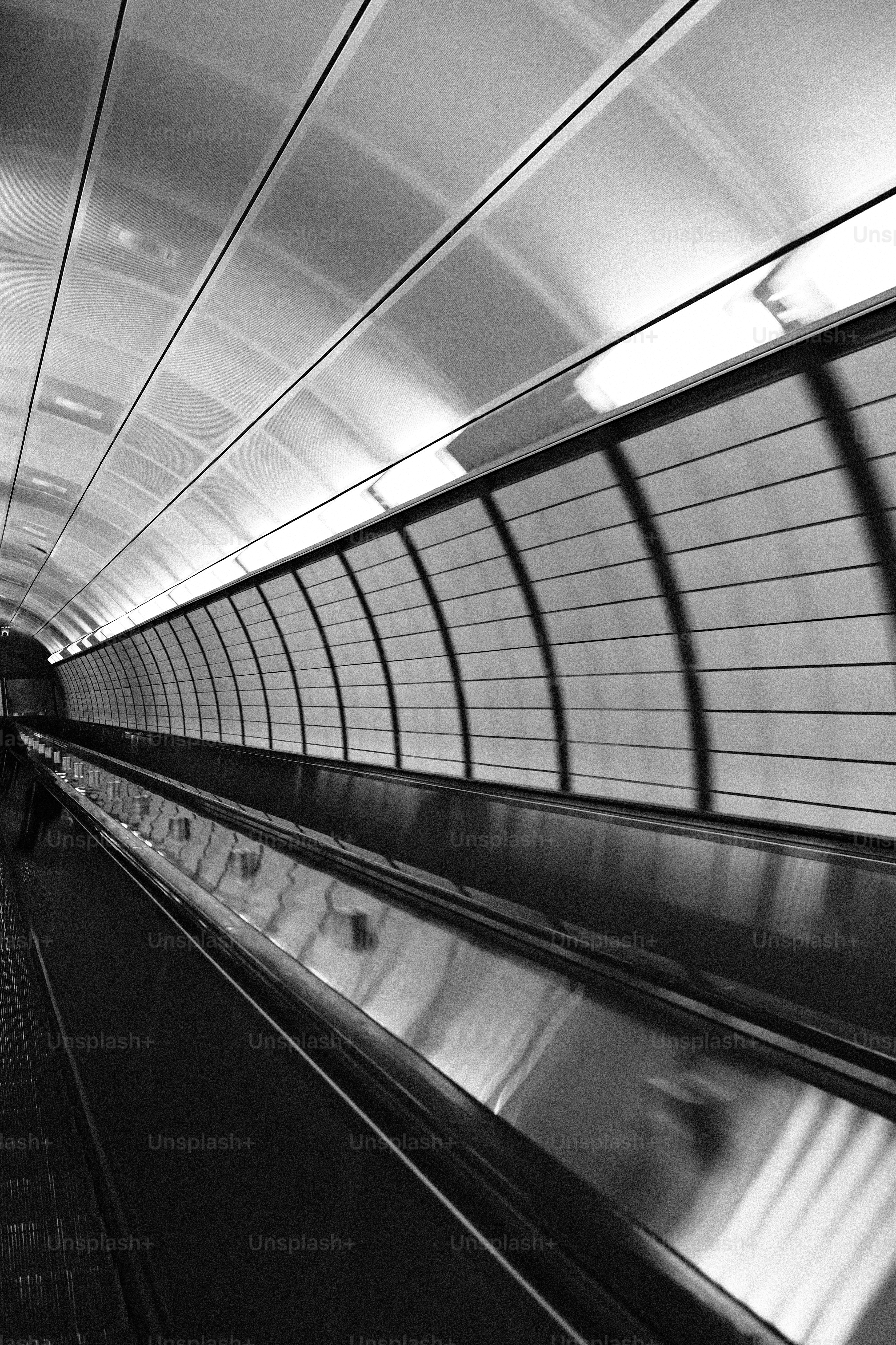 Un túnel escalera mecánica vacío con arquitectura moderna