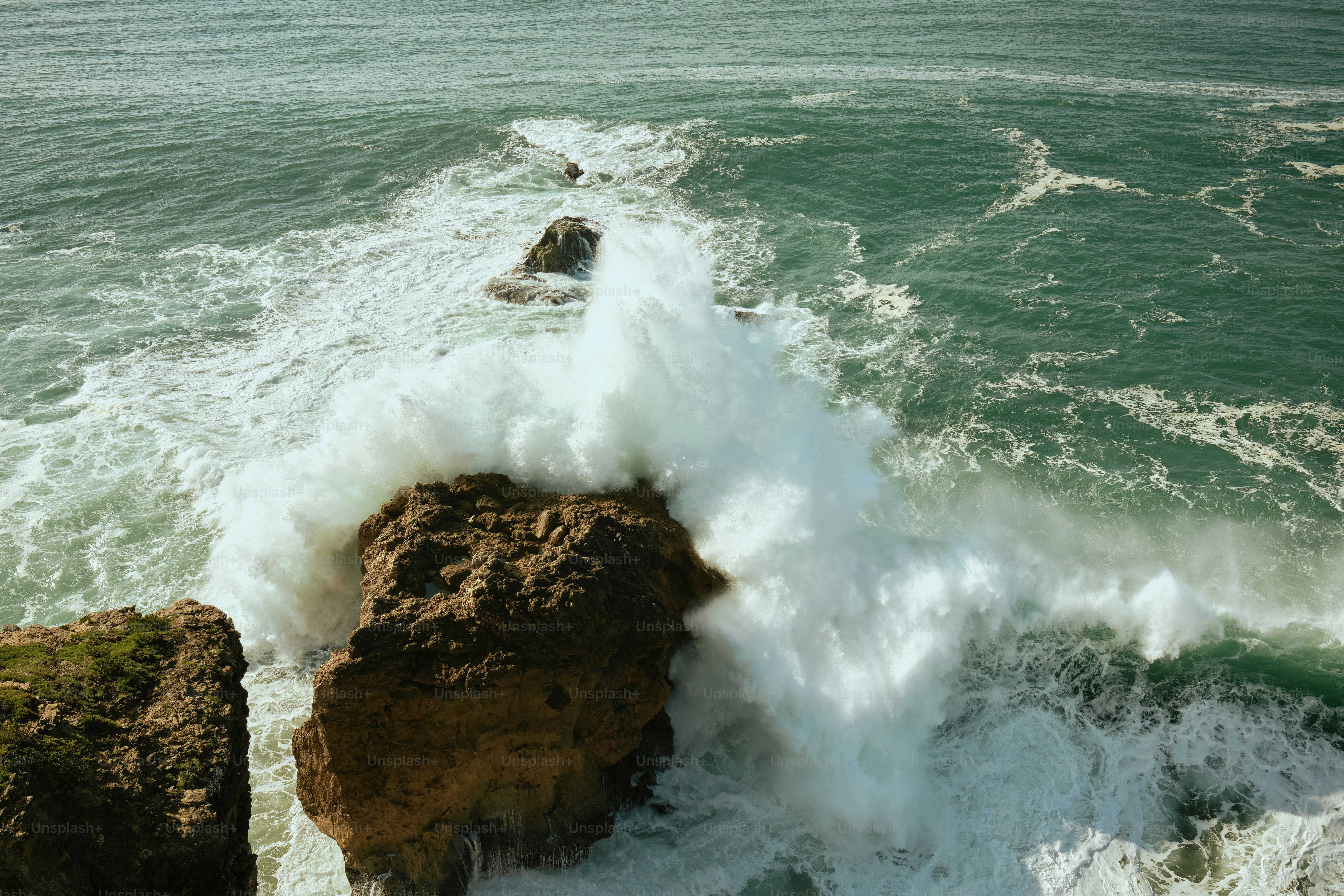 Olas rompiendo contra la costa rocosa