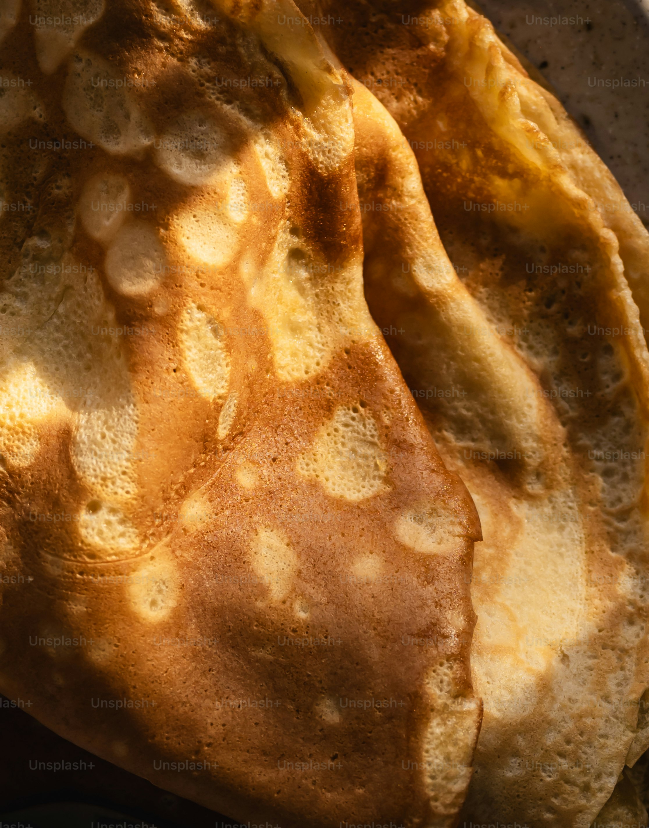 Crêpes brun doré avec une surface texturée.