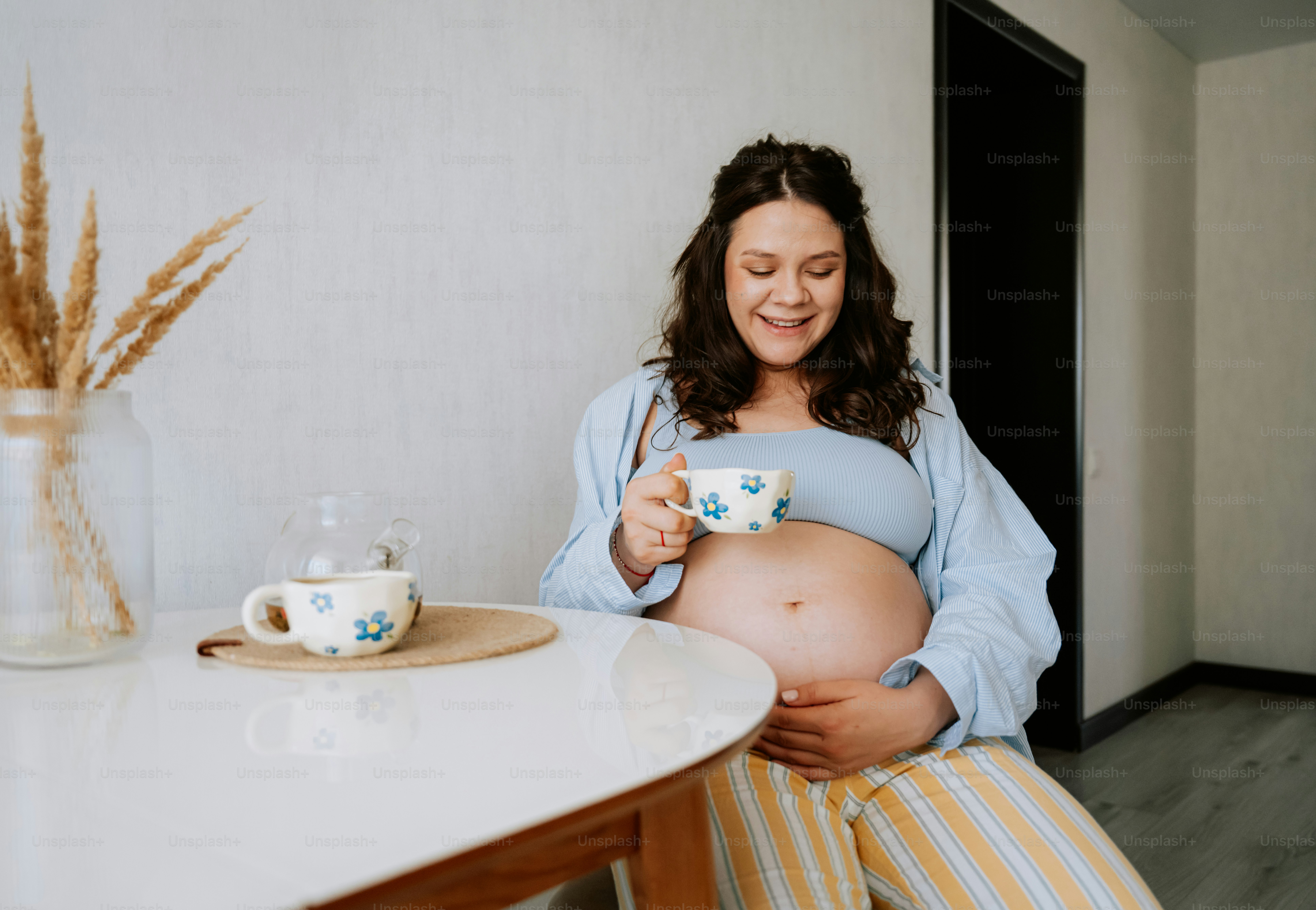 Mujer embarazada sosteniendo una taza de té
