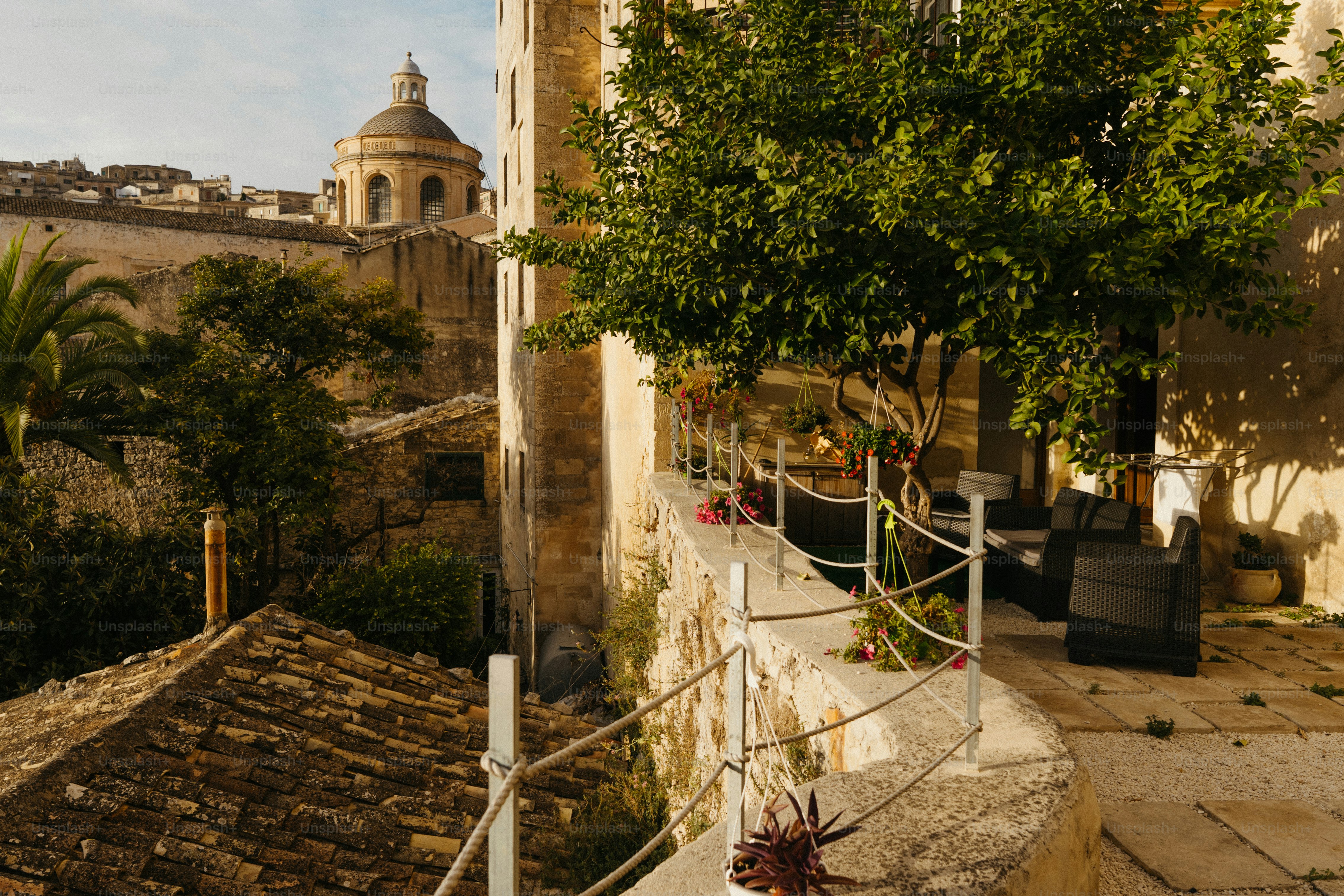 Mittelmeerstadt mit Kuppel und Innenhof-Café.