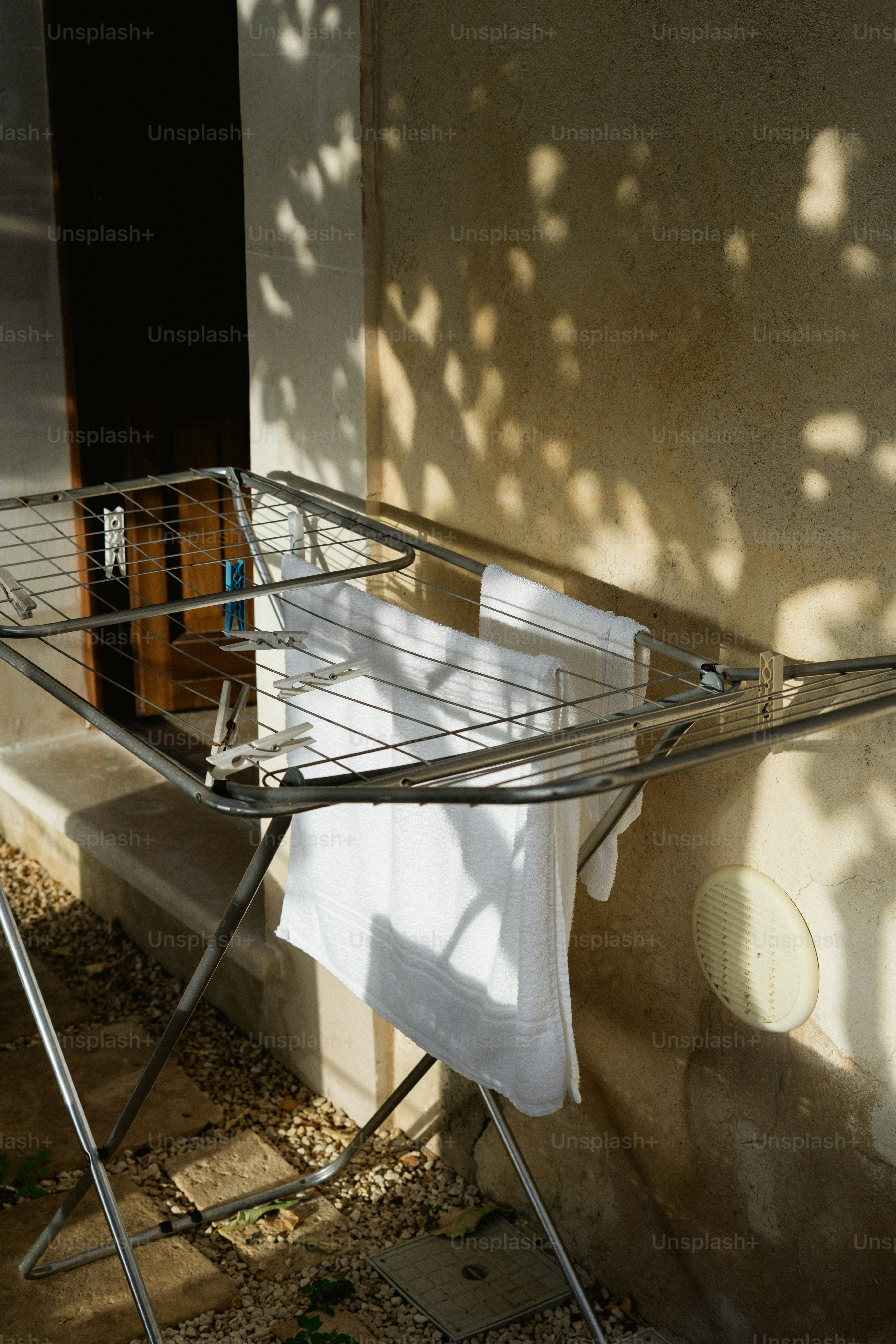 Kleidung, die draußen auf einem Regal trocknet