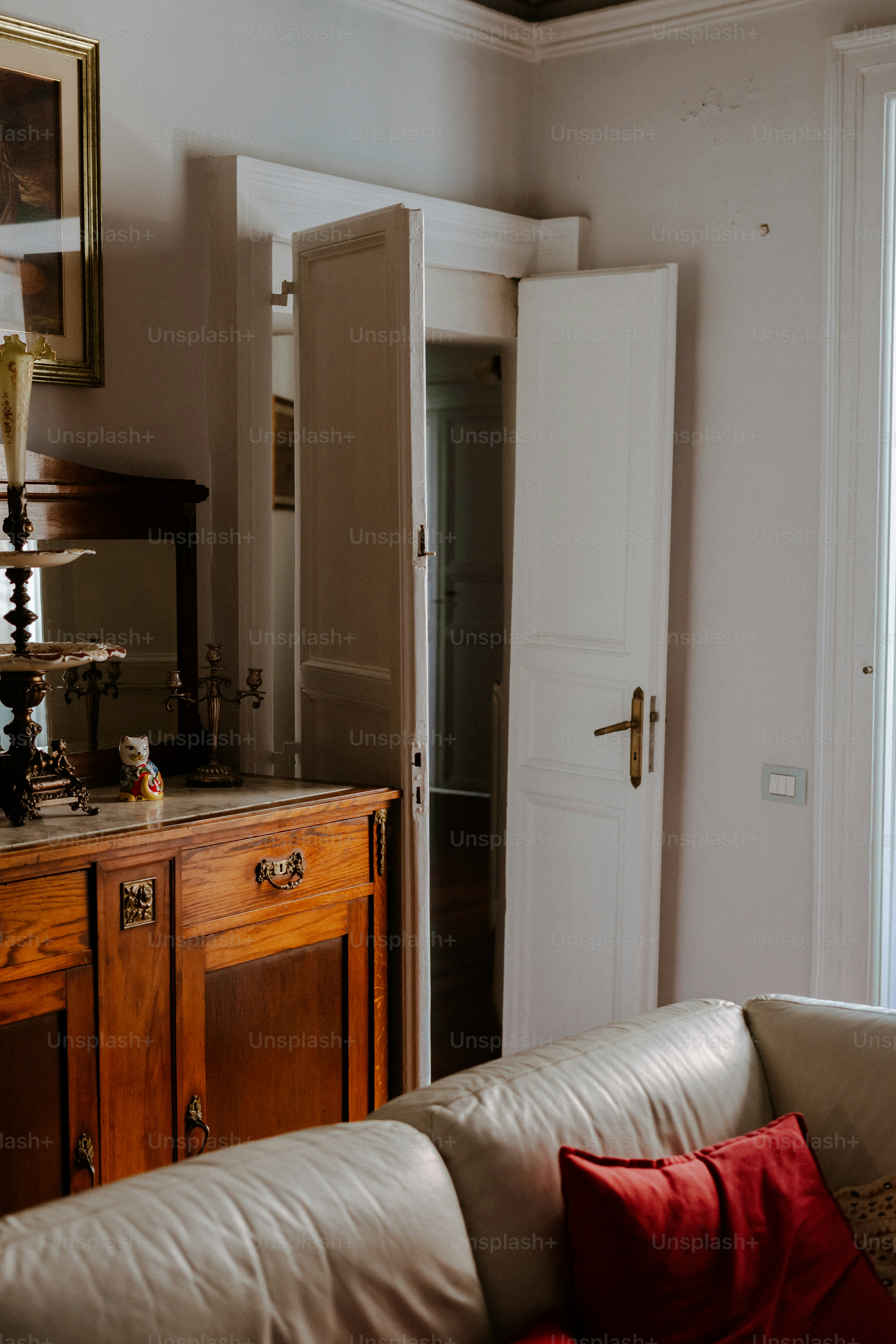 Innenraum mit Holzschrank und offenen Türen