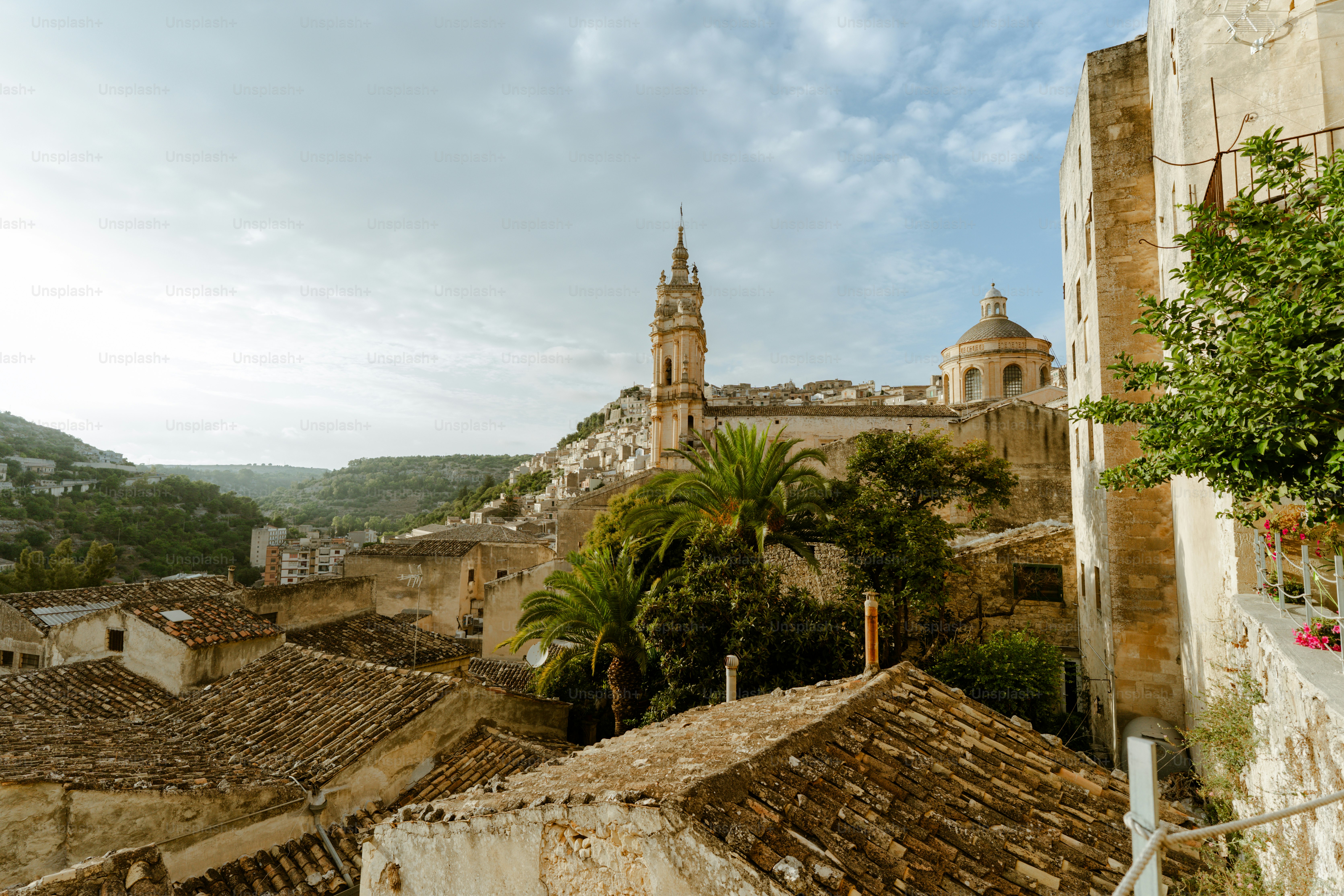 Antike italienische Stadt mit Ziegeldächern und einer Kirche.